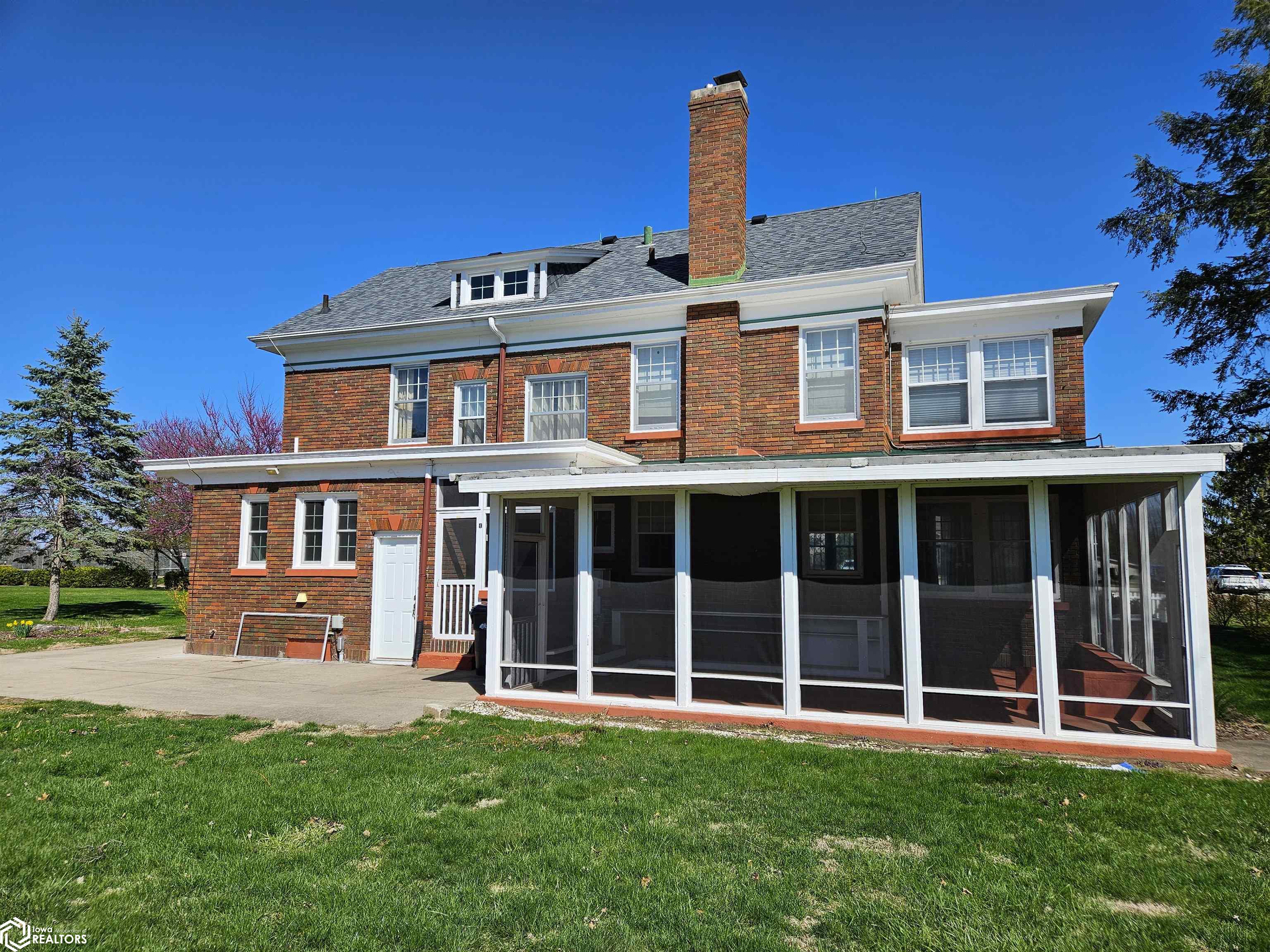 2405 Bittersweet Place, Burlington, Iowa image 2