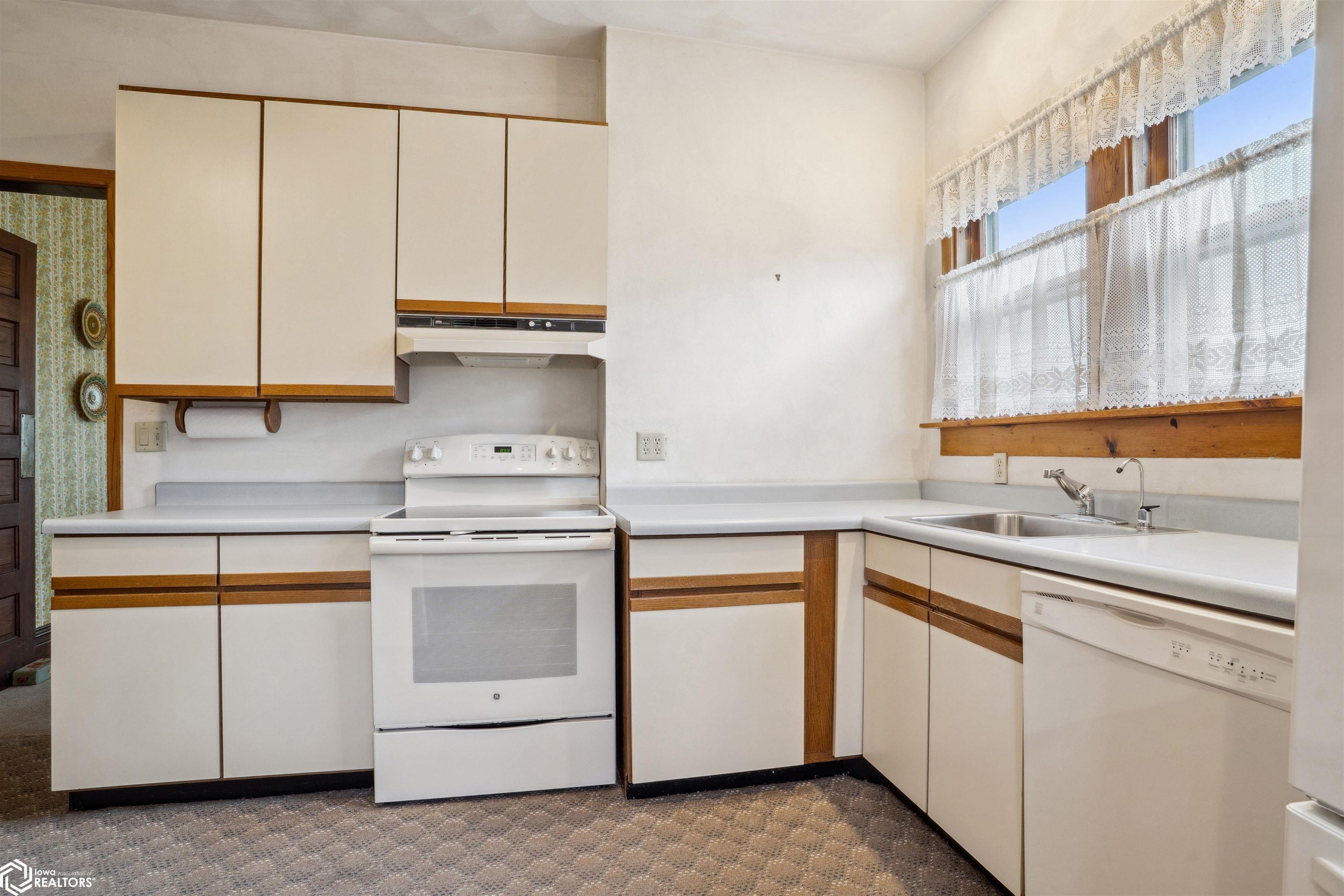 402 E Monroe Street, Mount Pleasant, Iowa image 9