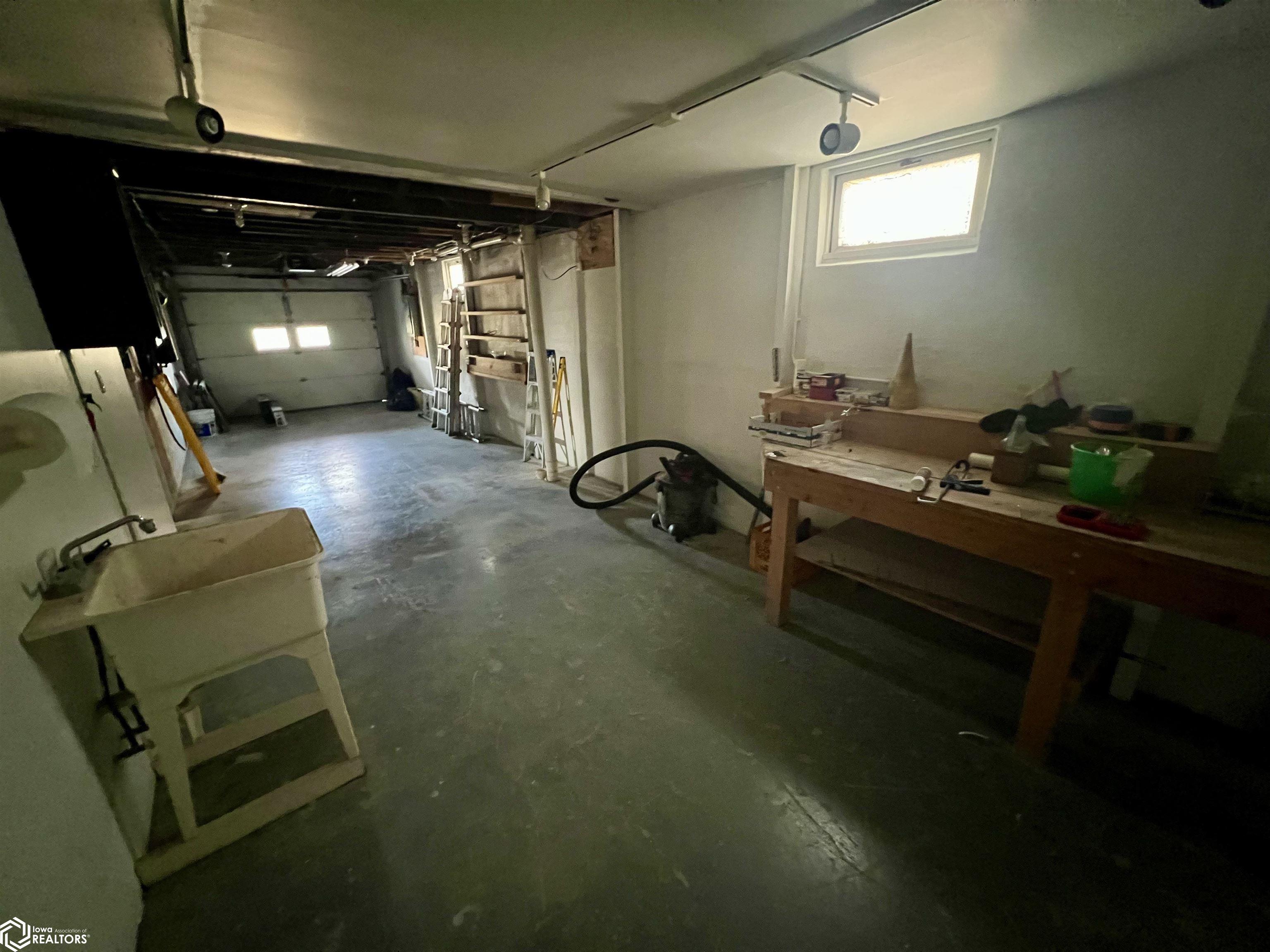 903 E Burlington Avenue, Fairfield, Iowa image 30