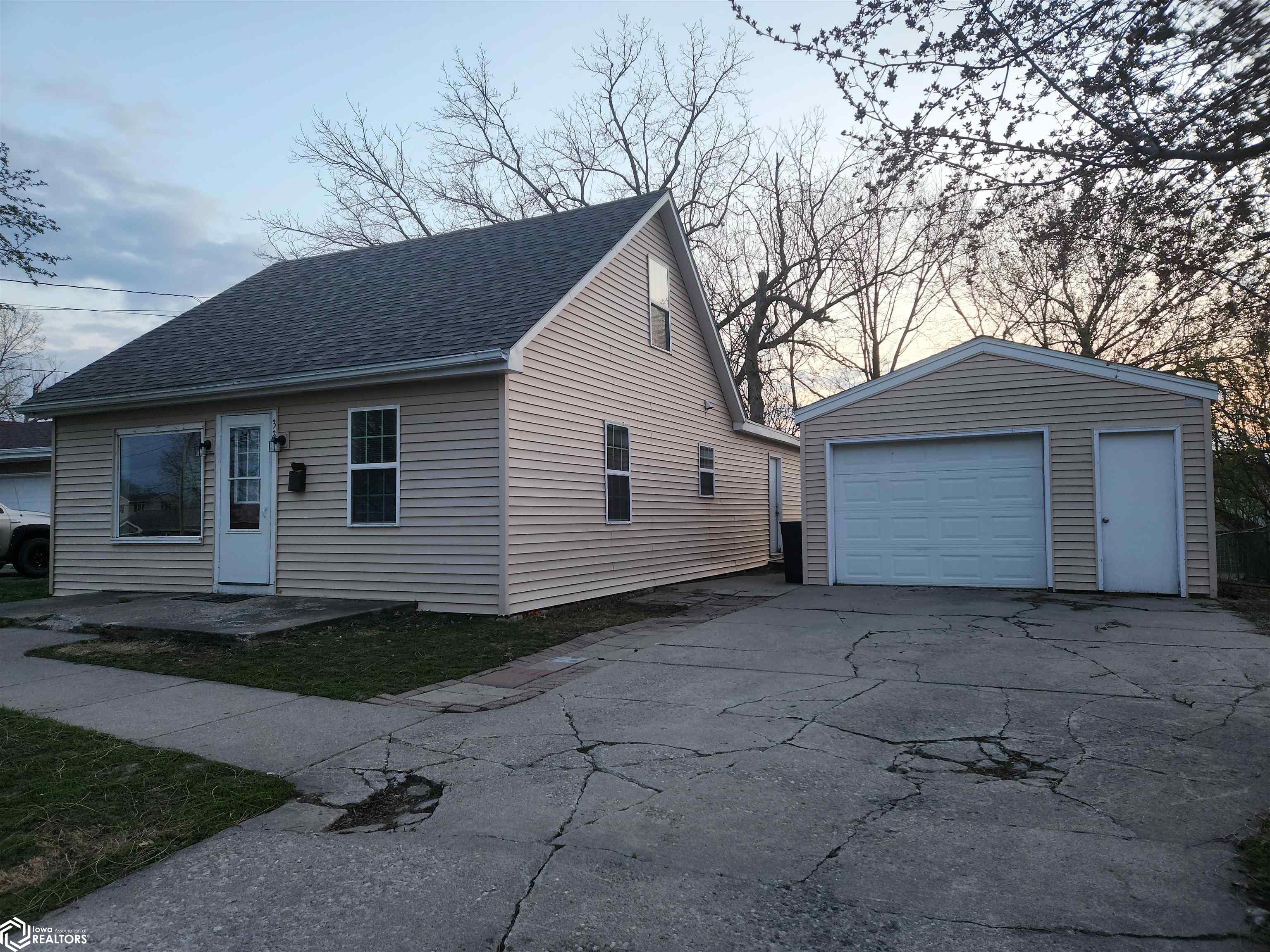 321 E 9th Street, Newton, Iowa image 2