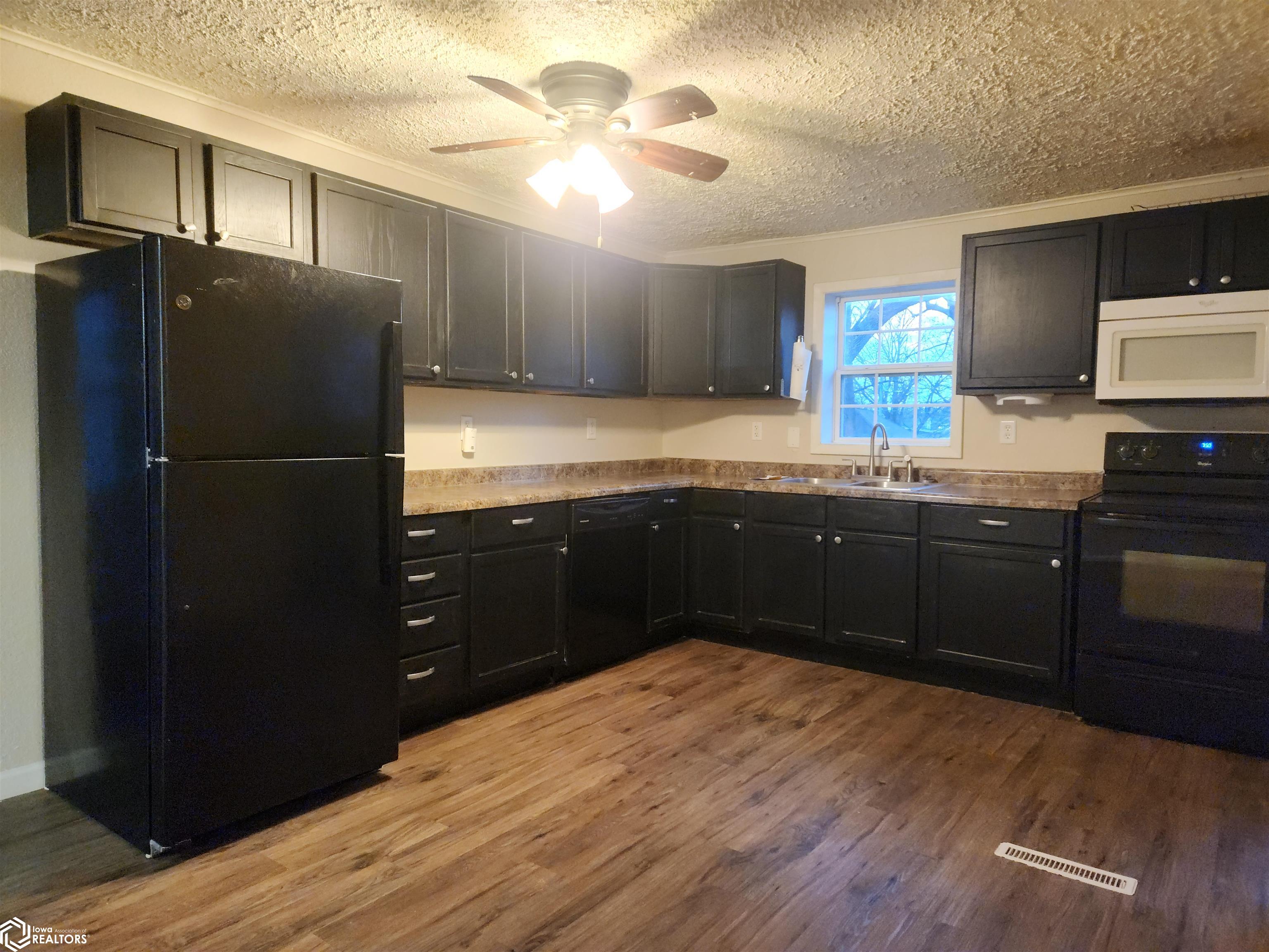 321 E 9th Street, Newton, Iowa image 15