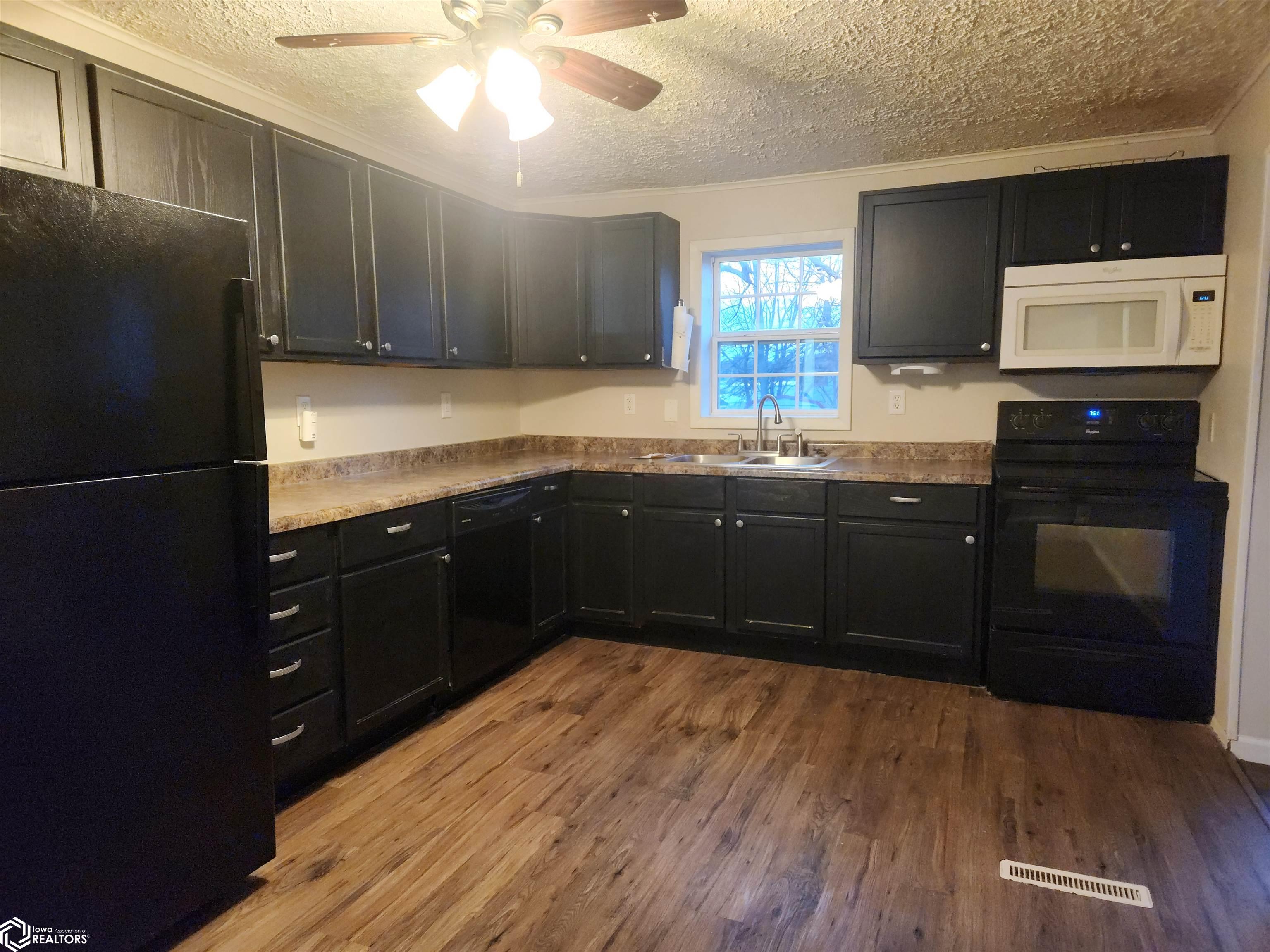 321 E 9th Street, Newton, Iowa image 16