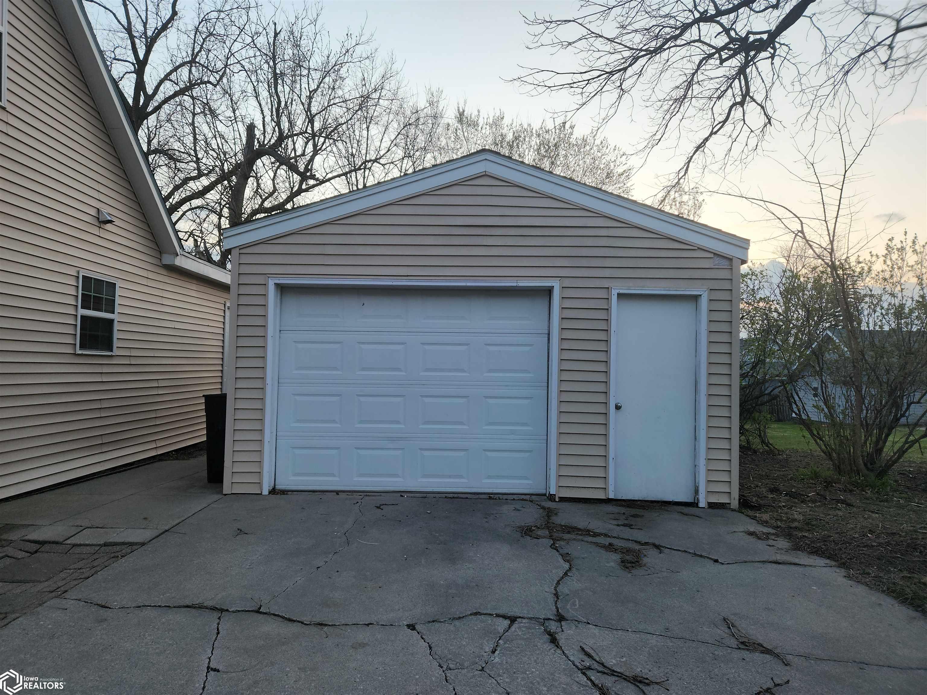 321 E 9th Street, Newton, Iowa image 3