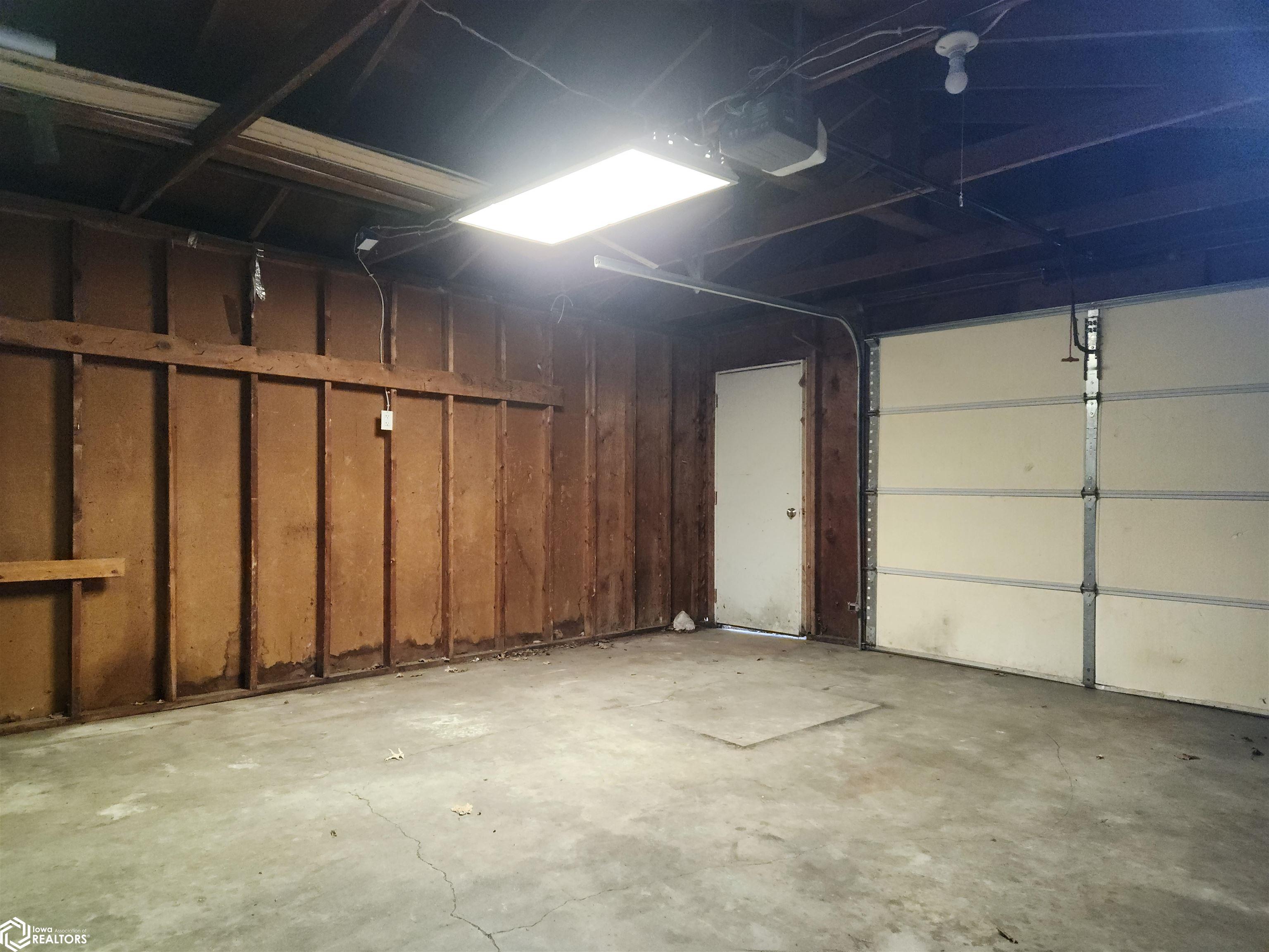321 E 9th Street, Newton, Iowa image 4