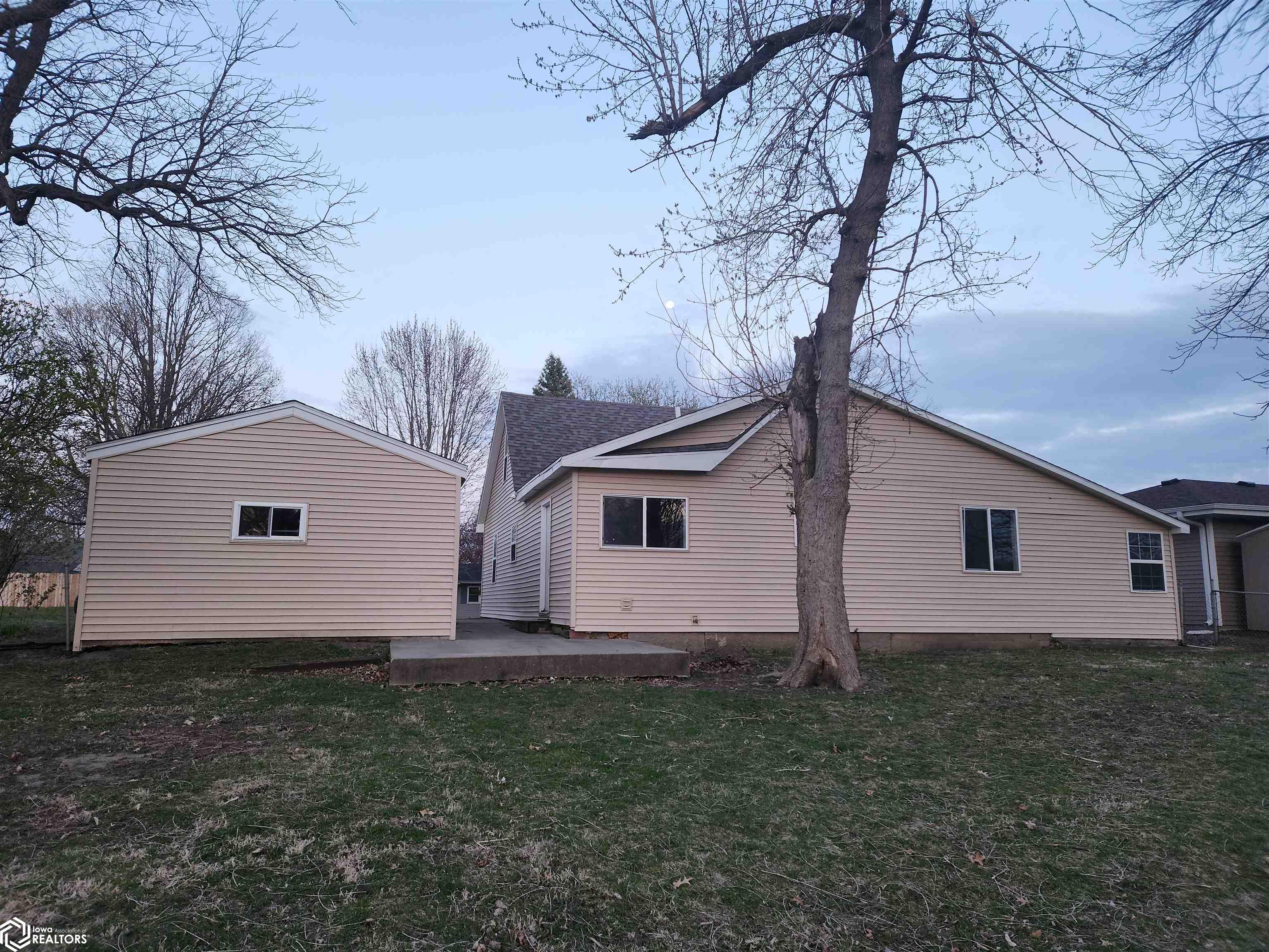 321 E 9th Street, Newton, Iowa image 6