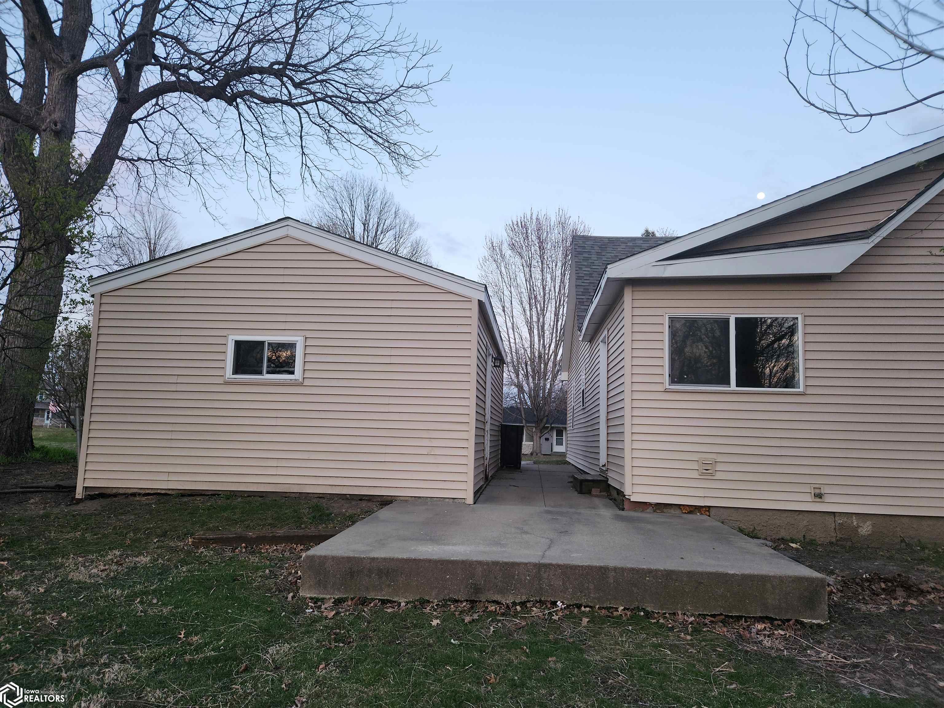 321 E 9th Street, Newton, Iowa image 7