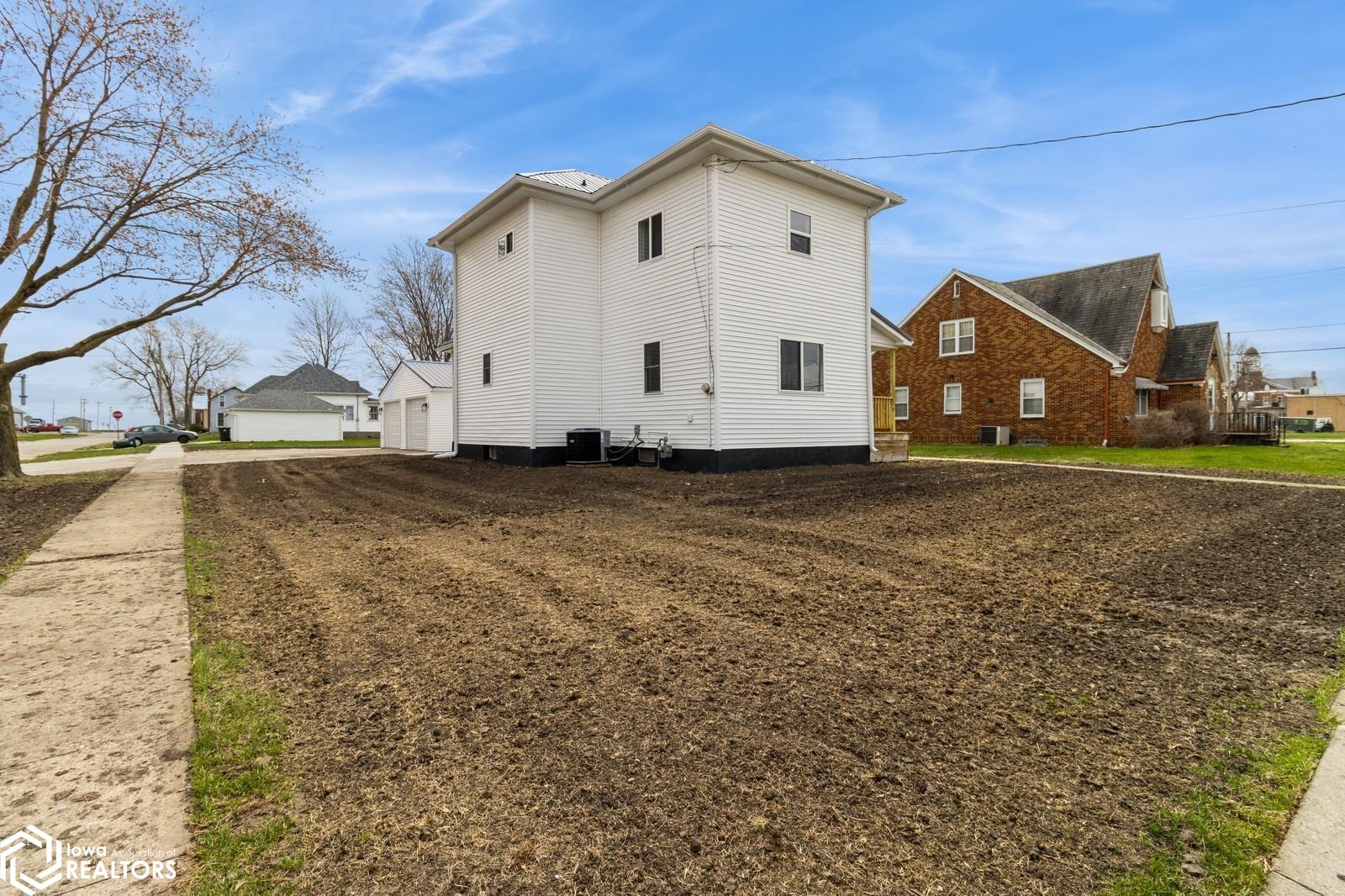 207 N 3rd Street, Montezuma, Iowa image 3