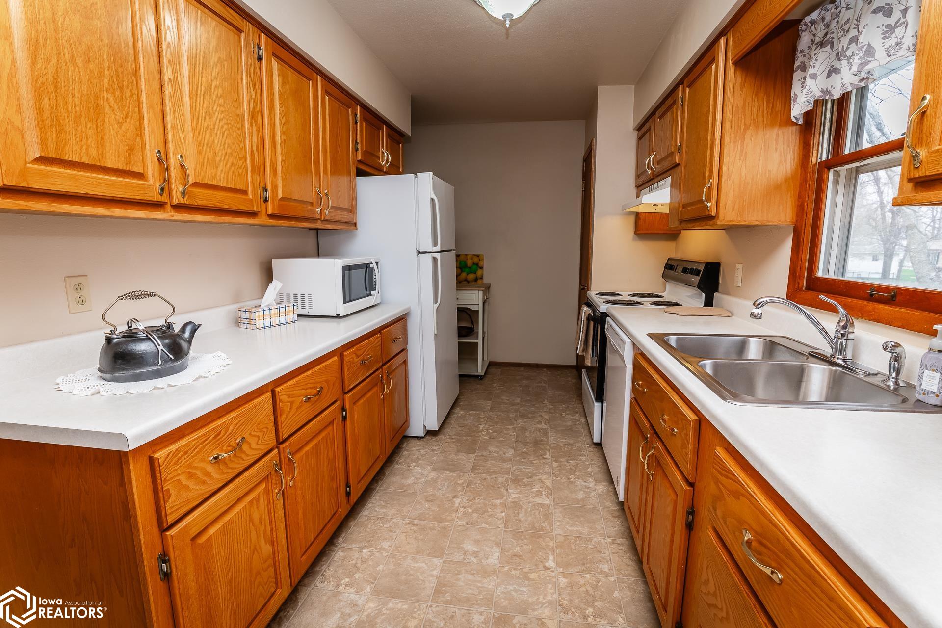 705 Arlington Drive, Marshalltown, Iowa image 2