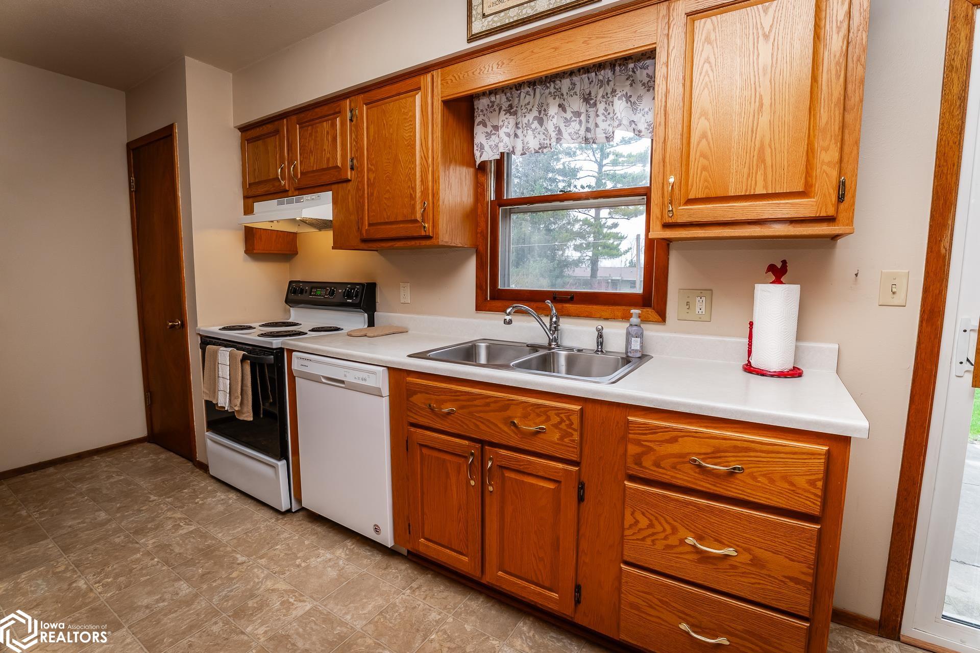 705 Arlington Drive, Marshalltown, Iowa image 5