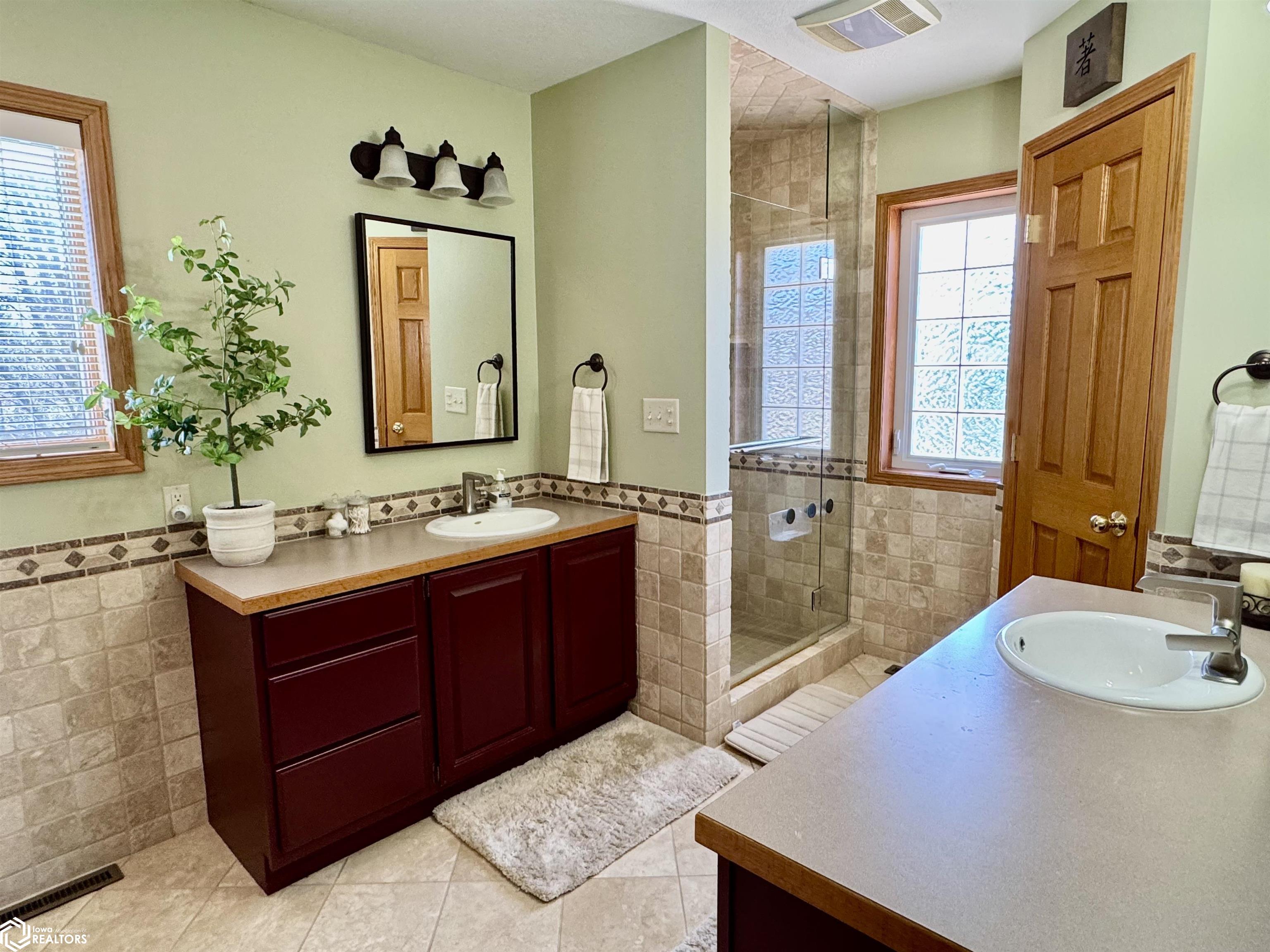 2302 16th Ave N, Clear Lake, Iowa image 33