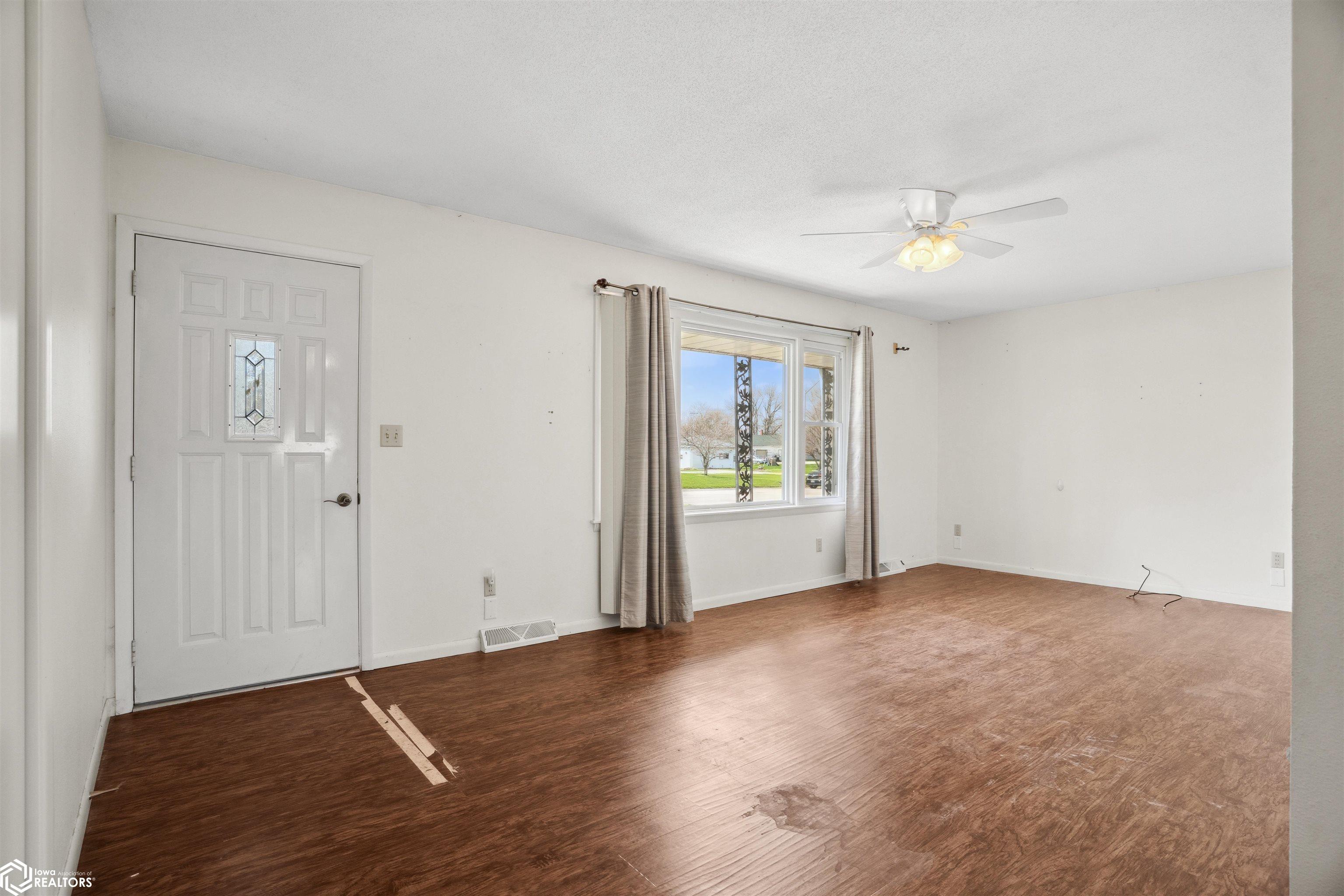 205 9th Street, West Point, Iowa image 4