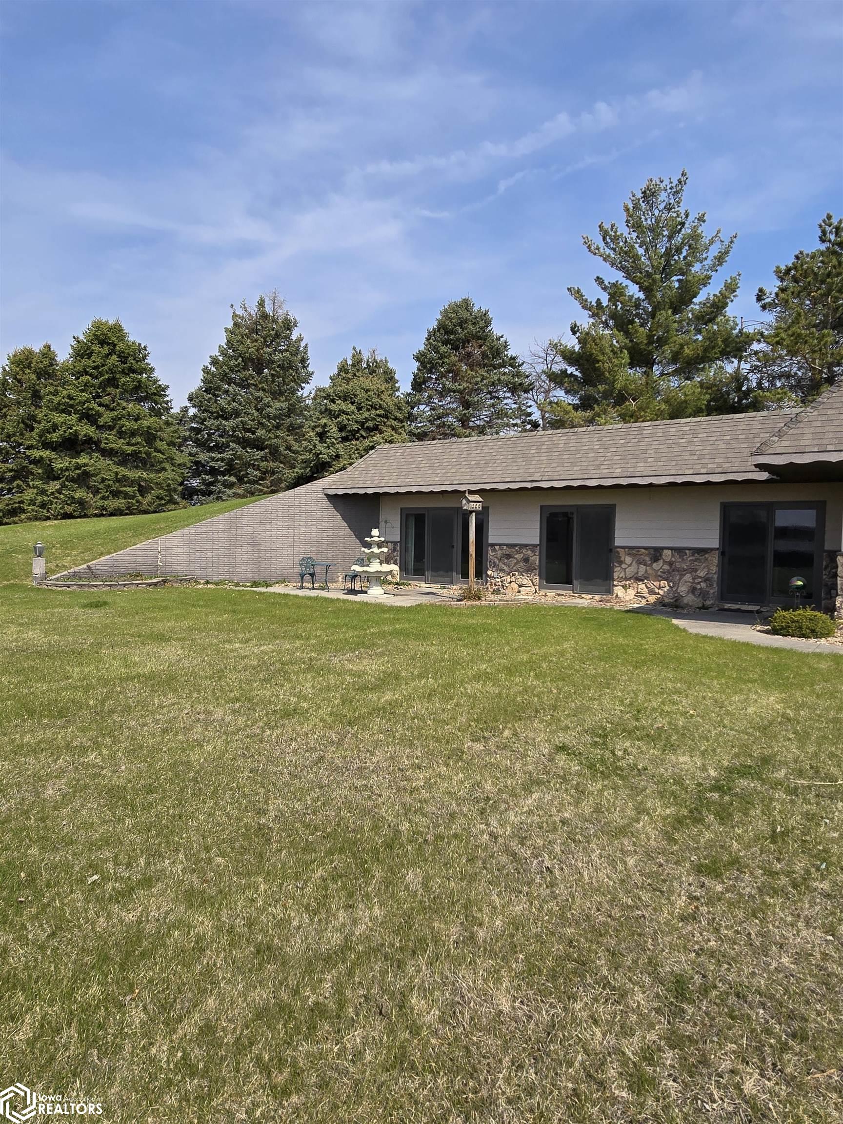2470 Newport Avenue, Oskaloosa, Iowa image 2