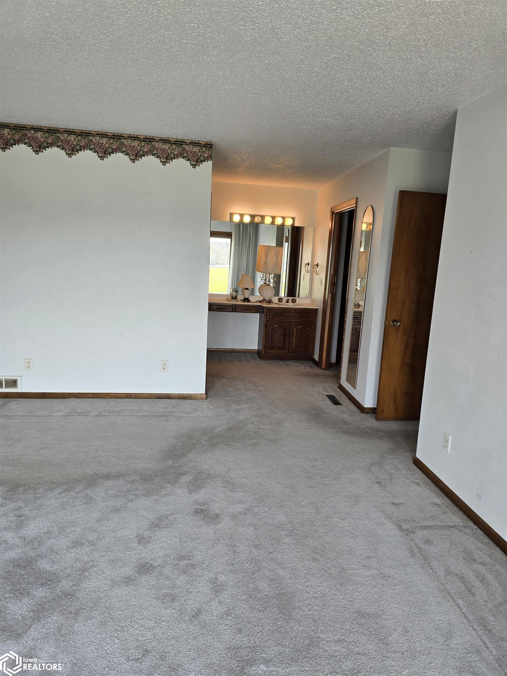 2470 Newport Avenue, Oskaloosa, Iowa image 18