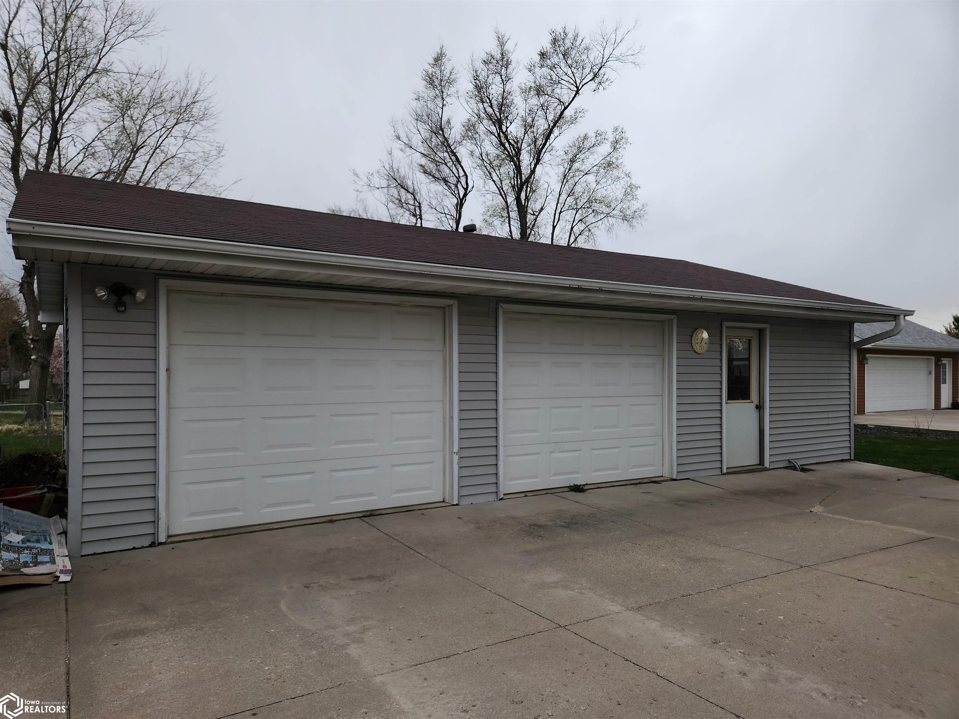 615 S 8th Avenue, Newton, Iowa image 2
