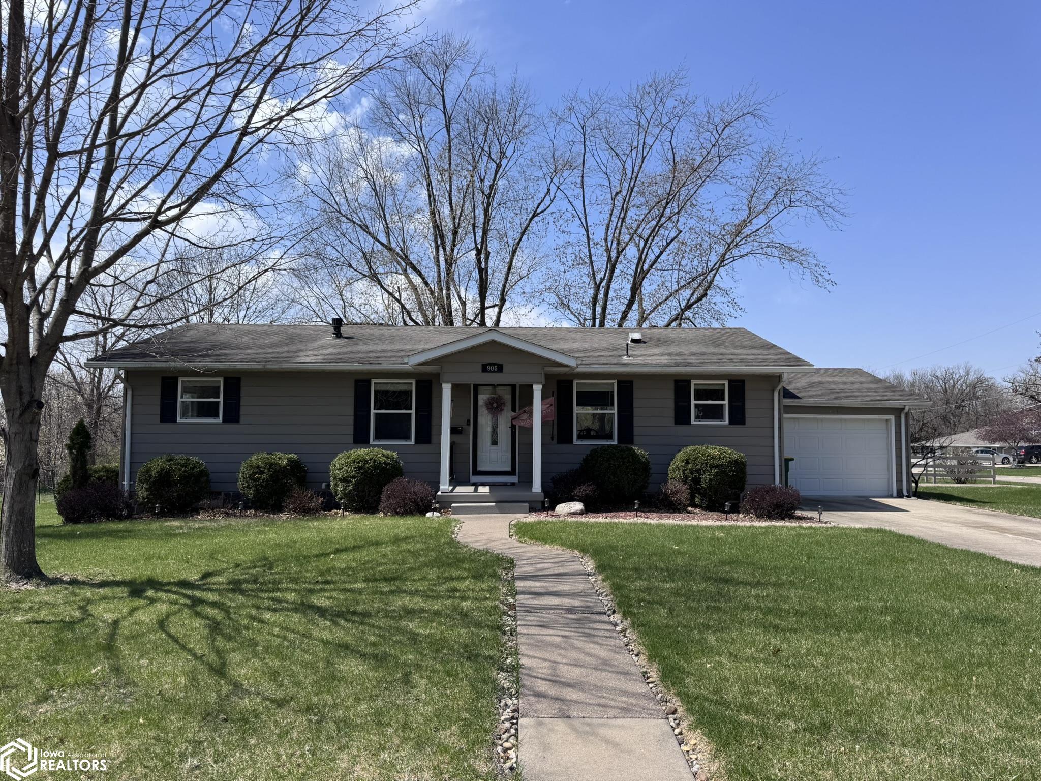 906 S 8th Street, Fairfield, Iowa image 1