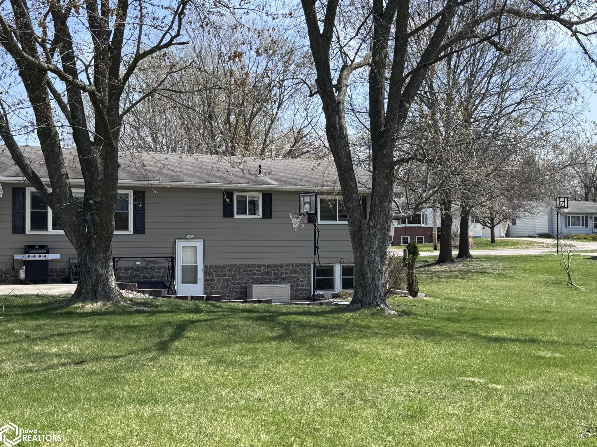 906 S 8th Street, Fairfield, Iowa image 24