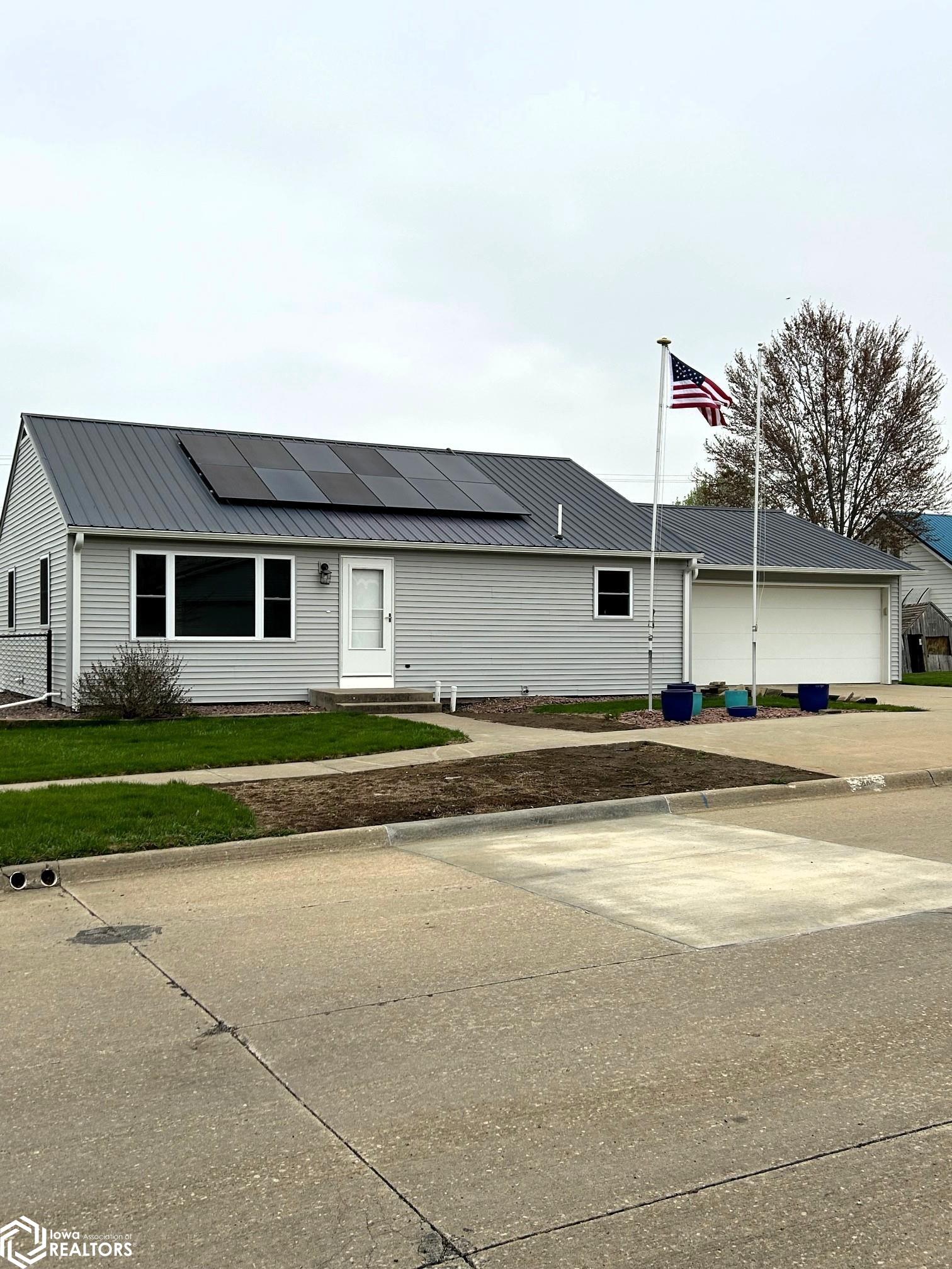 906 4th Street, Victor, Iowa image 2