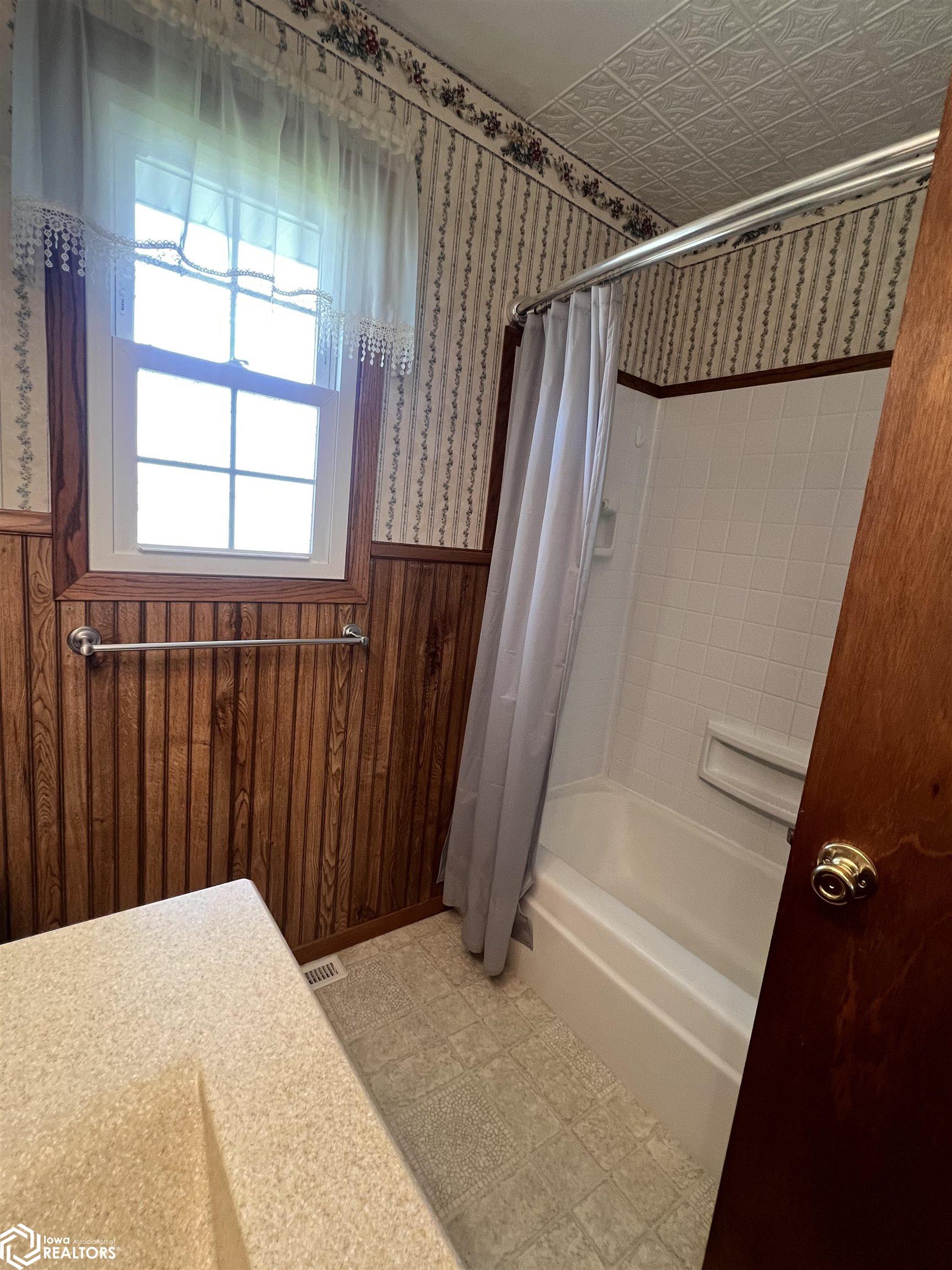 2030 Bel Aire Drive, Denison, Iowa image 12