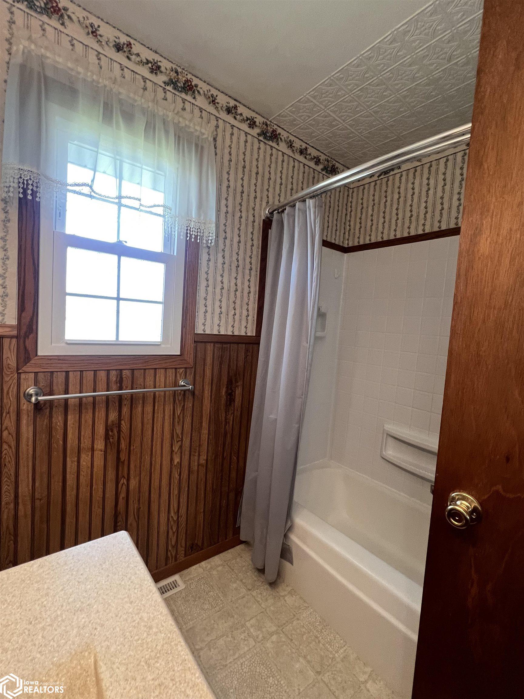 2030 Bel Aire Drive, Denison, Iowa image 14