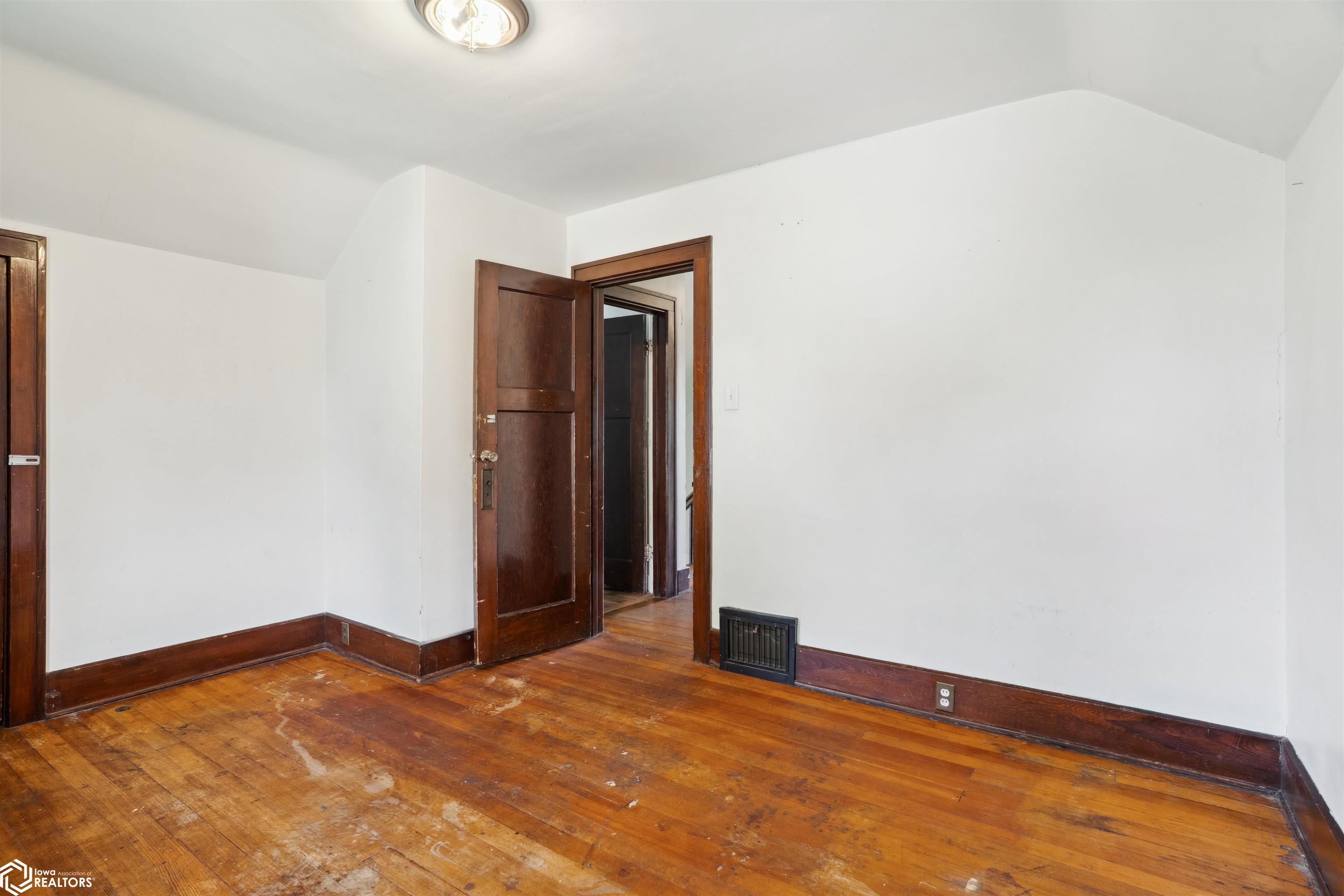 519 S 8th Street, Burlington, Iowa image 20