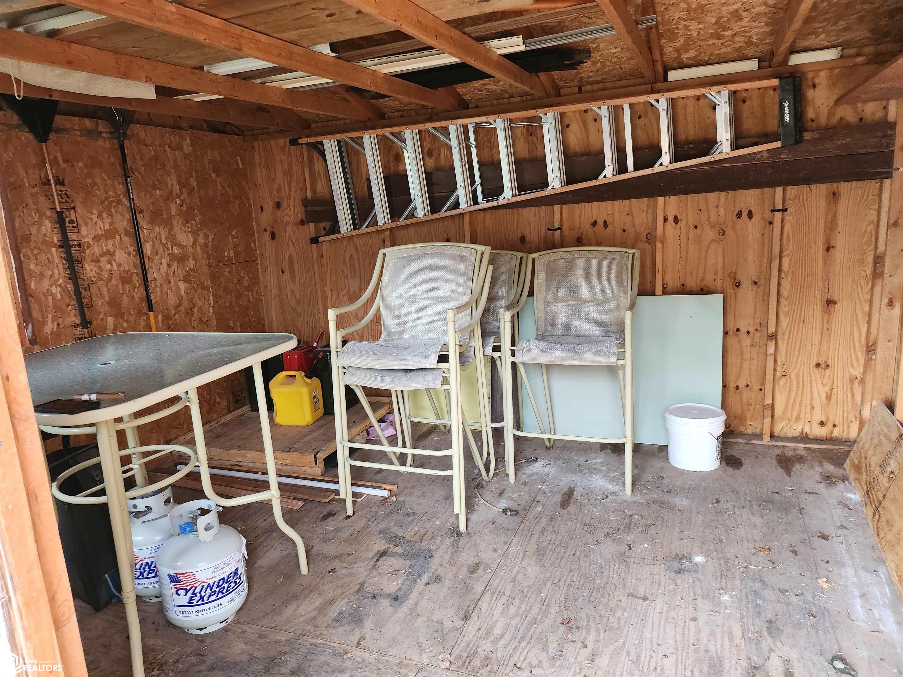 Shed behind house...11\'x13\' excellent condition