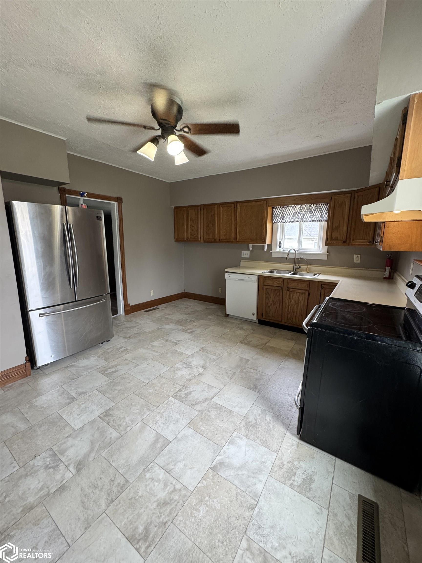 201 Ballard Street, West Burlington, Iowa image 9