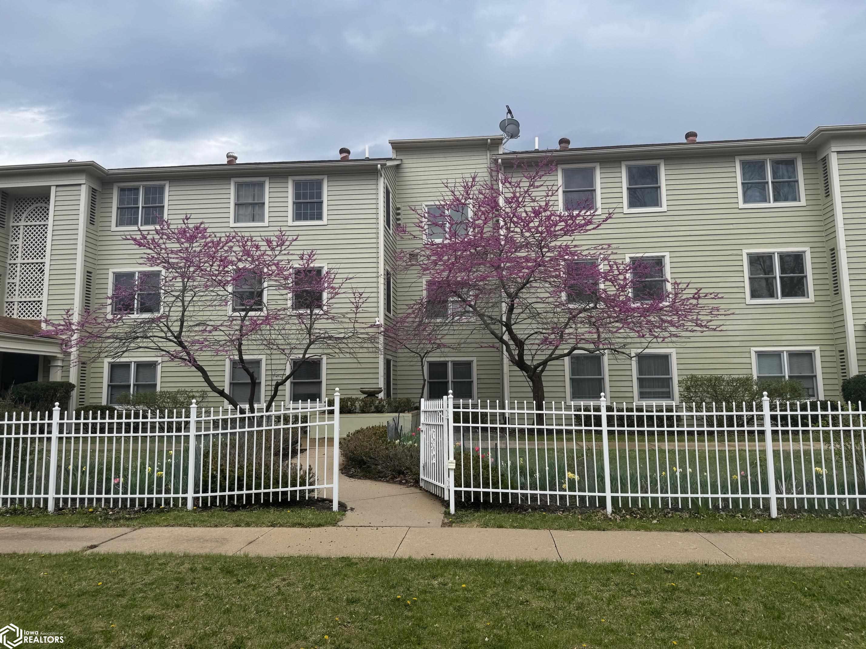 1100 University Manor Drive #B-22, Fairfield, Iowa image 1