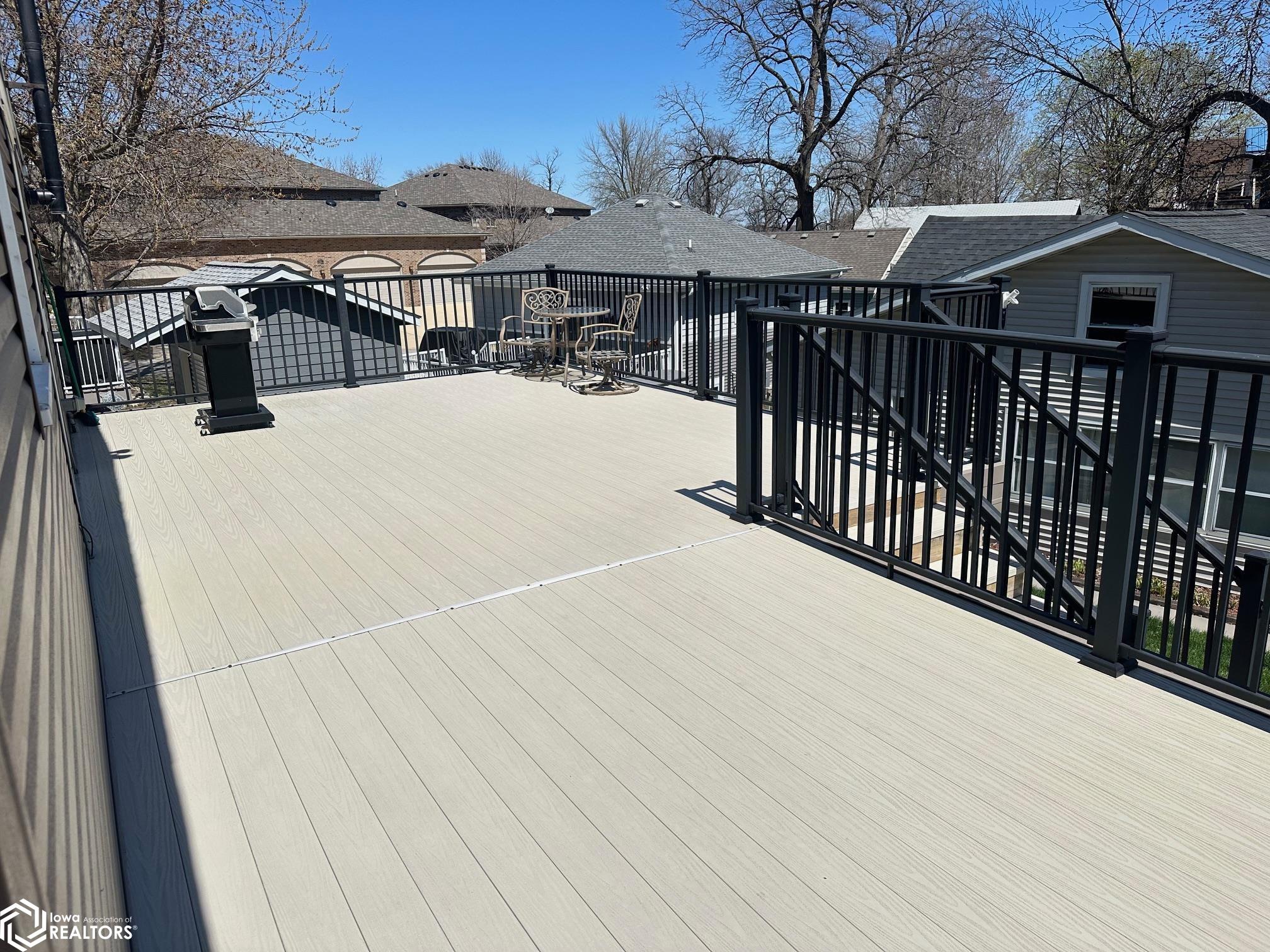 500 Sq Ft deck