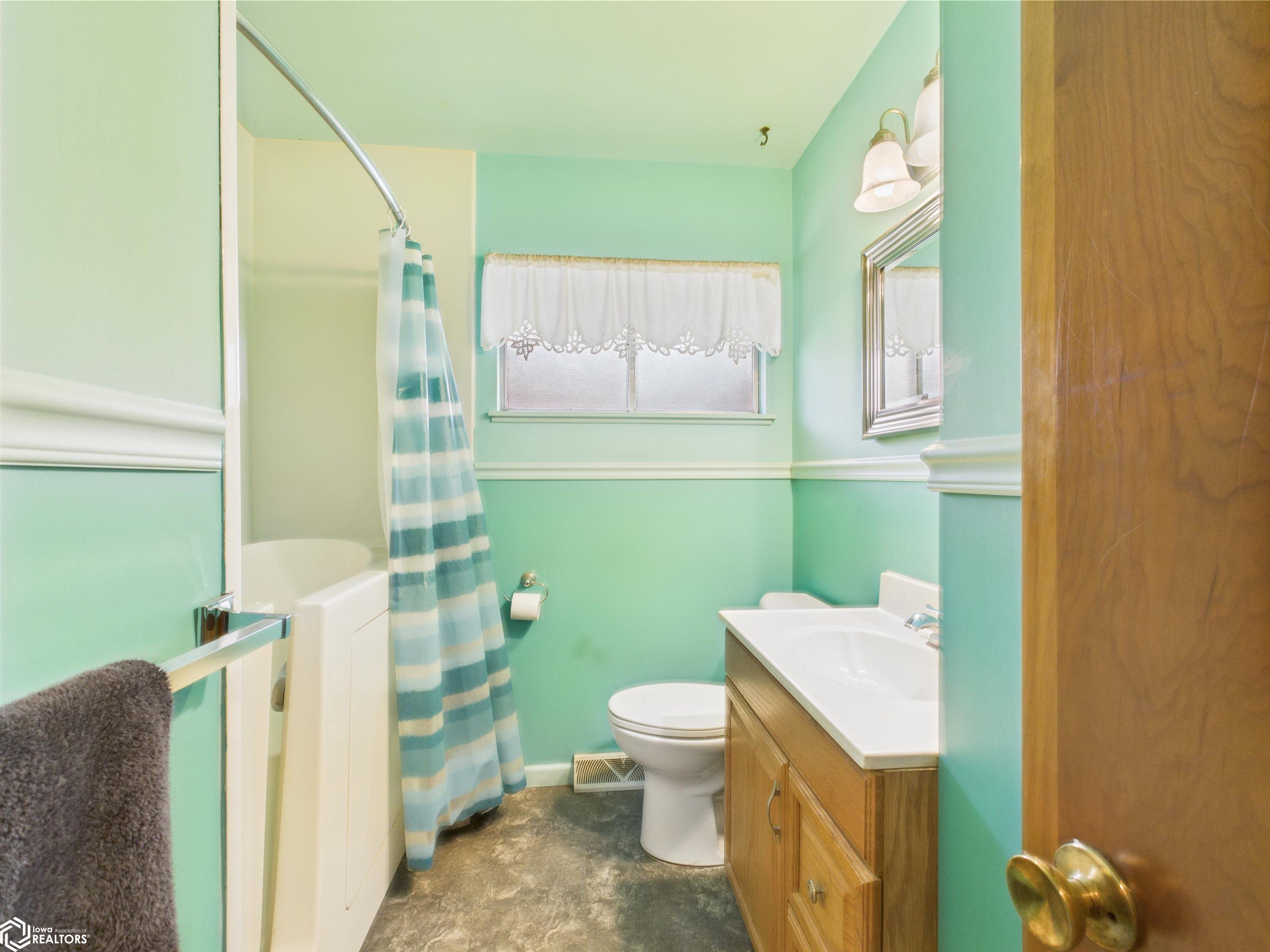 Has walk-in tub