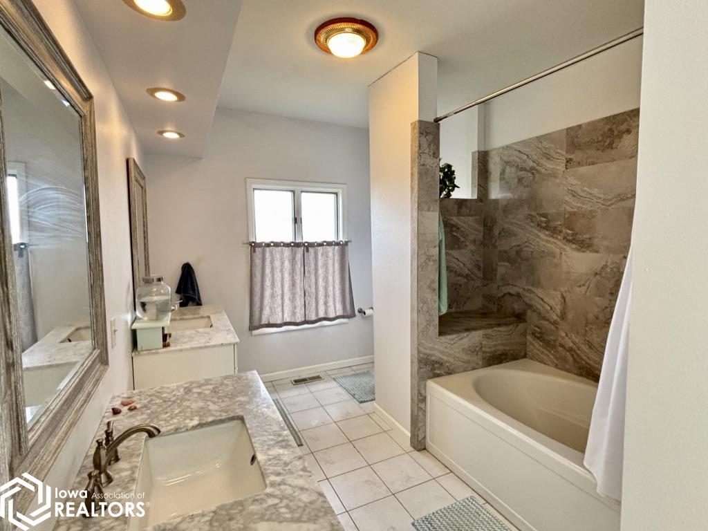 2106 Silverlakes Circle, Fairfield, Iowa image 21