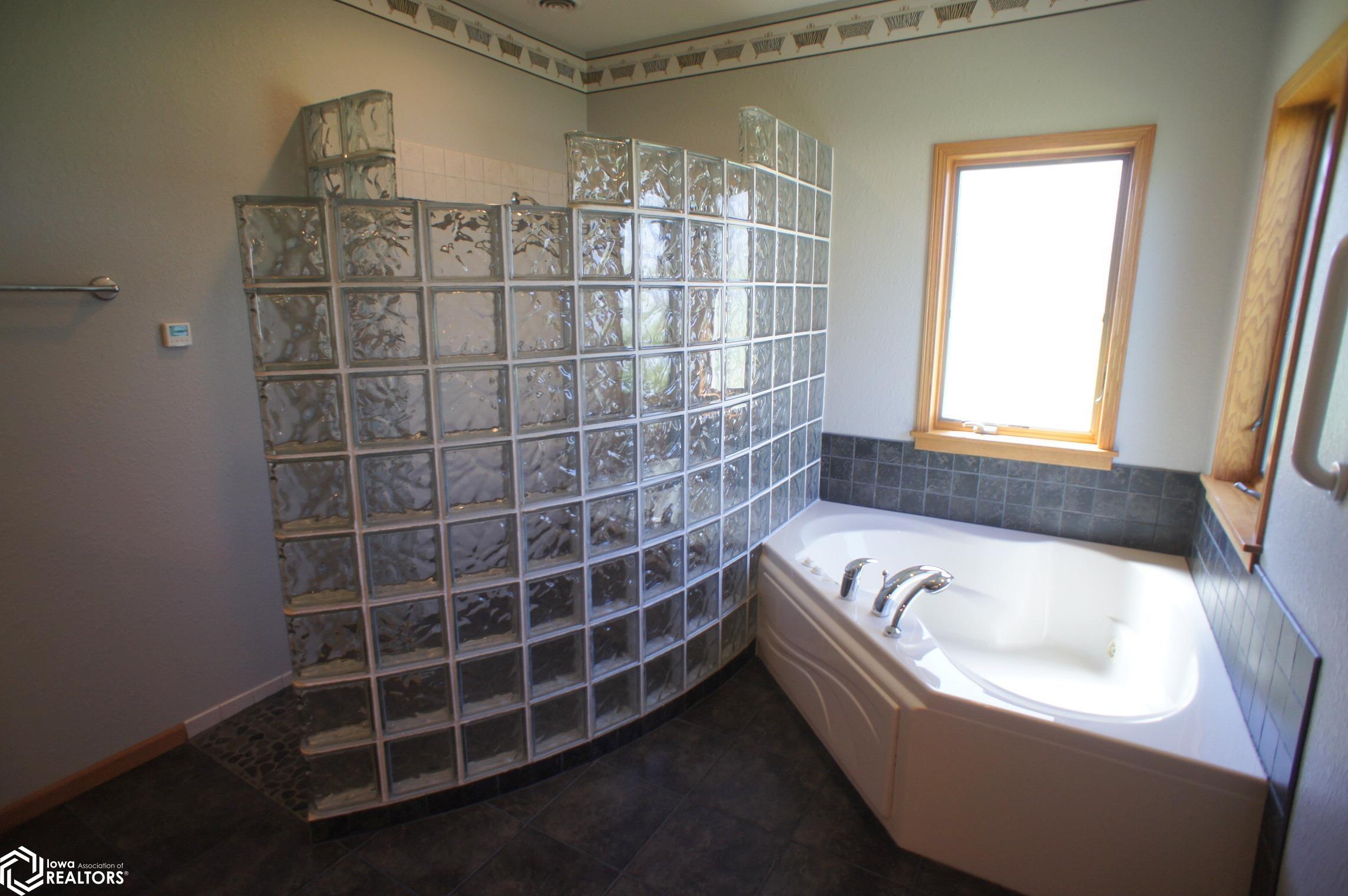 1004 Fair Meadow Drive, Webster City, Iowa image 17