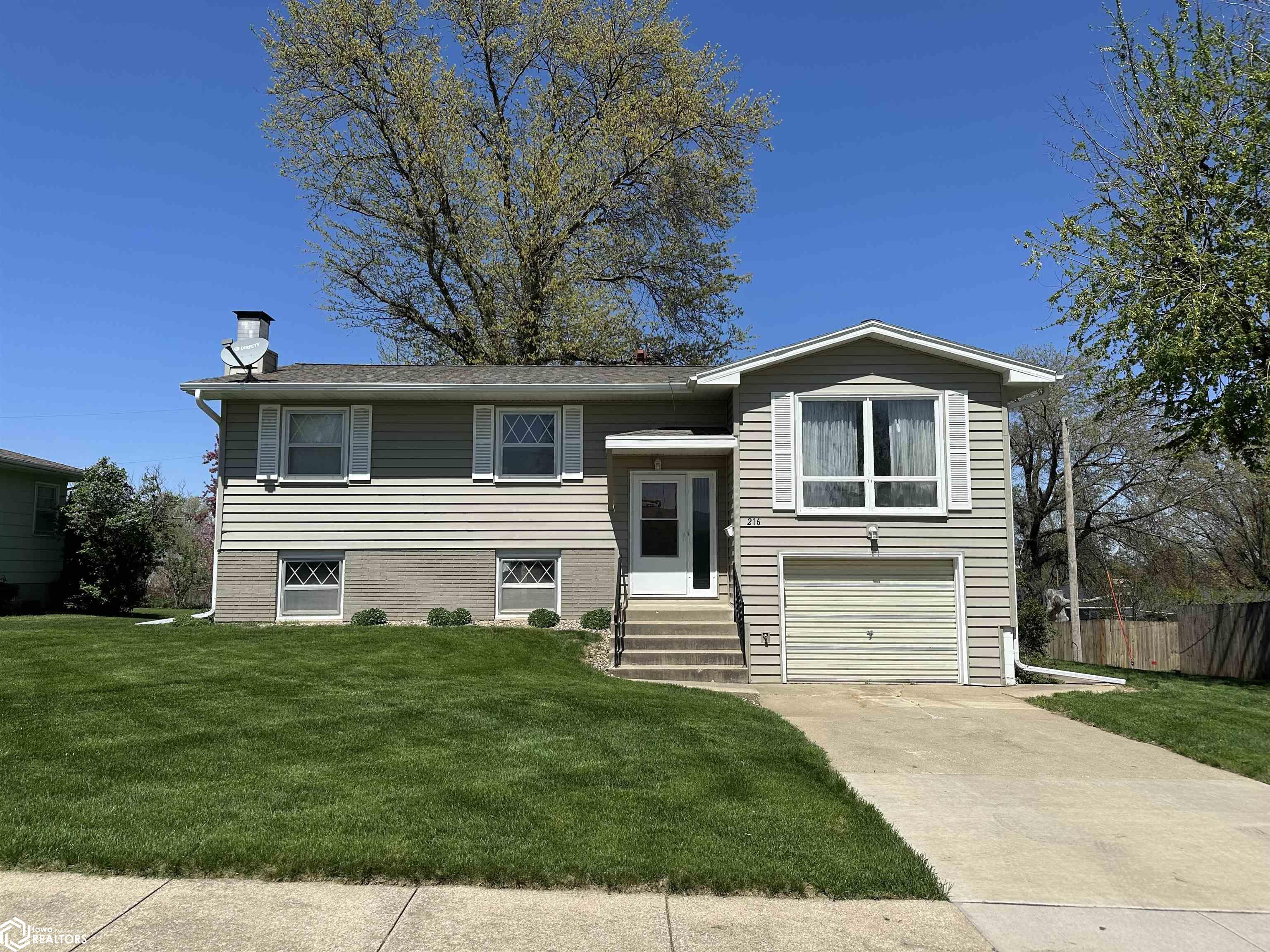 216 E Ingledue Street, Marshalltown, Iowa image 1