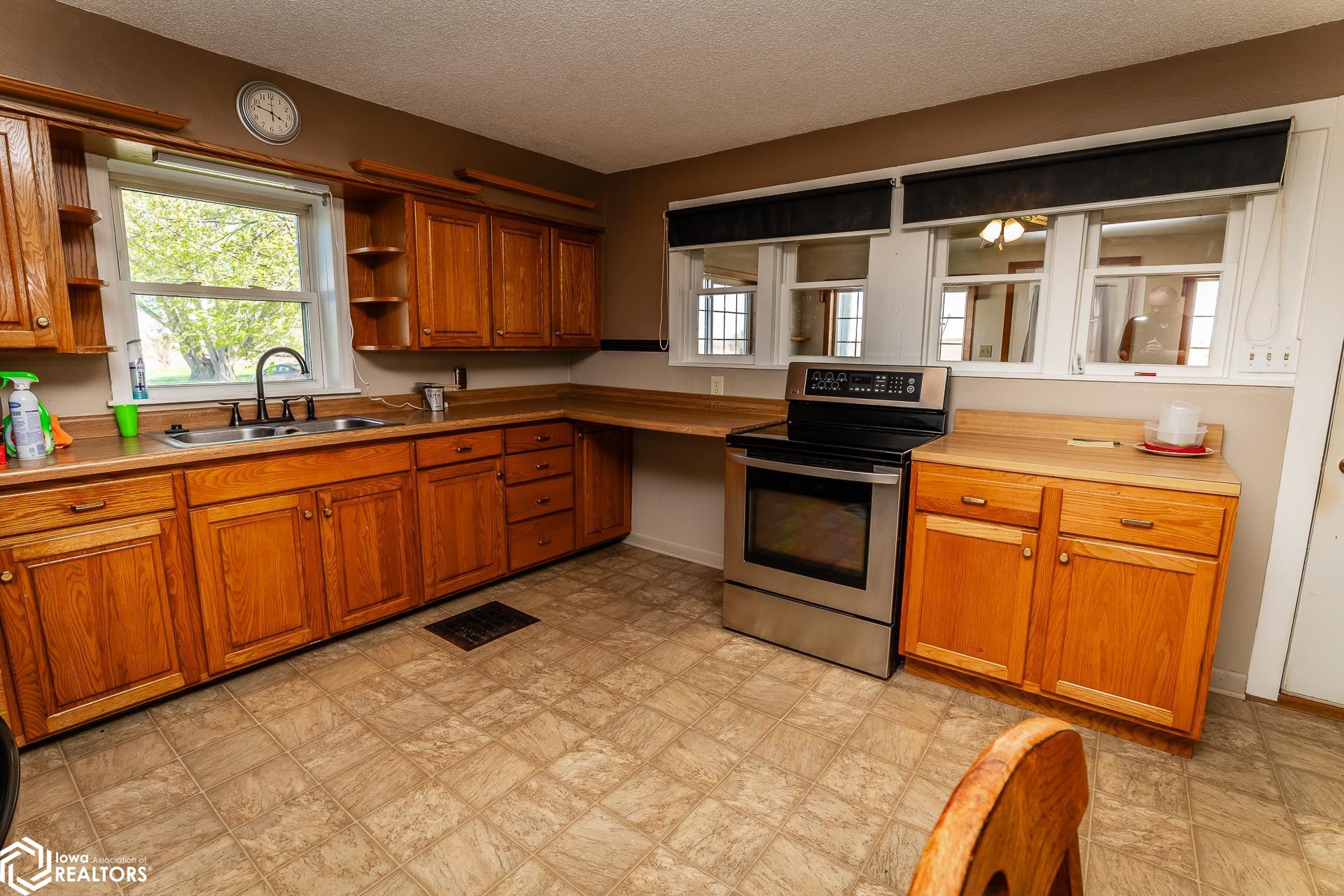 3633 Highway T47, Montour, Iowa image 10