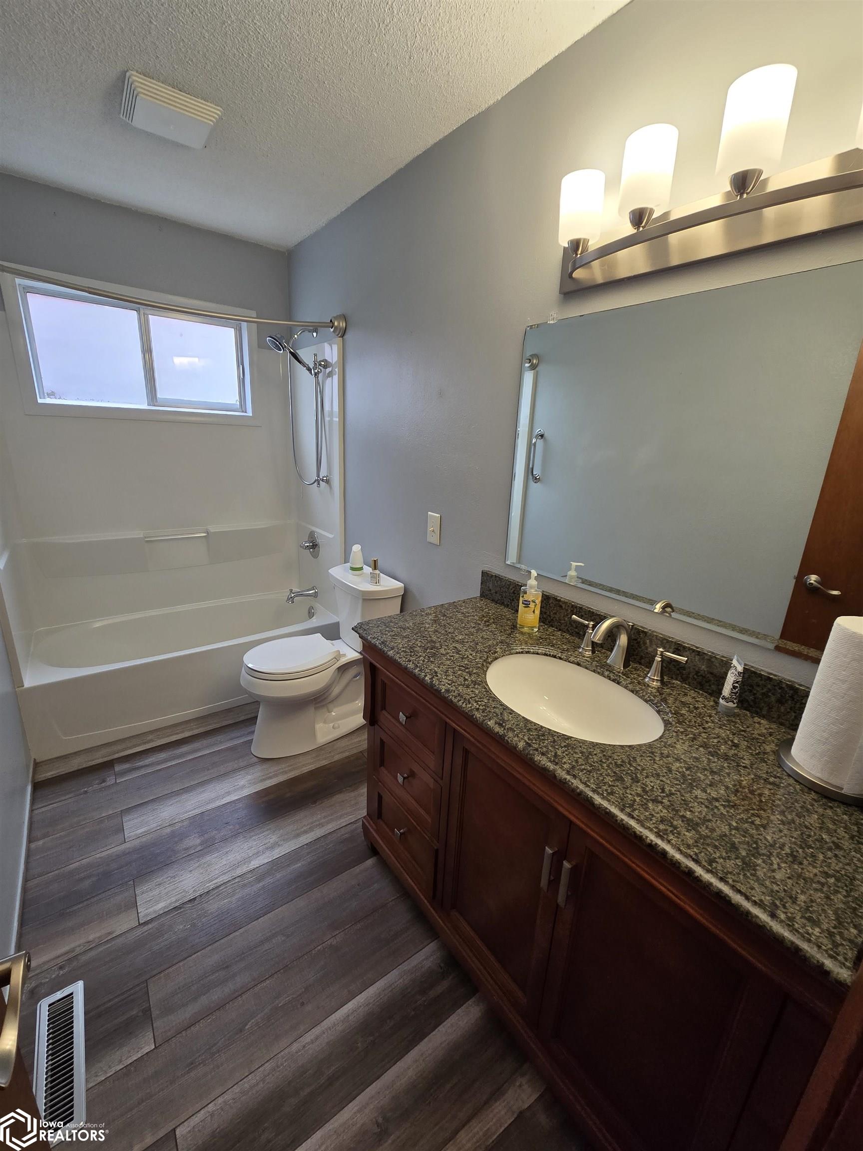 2020 Edgewood Drive, Webster City, Iowa image 18