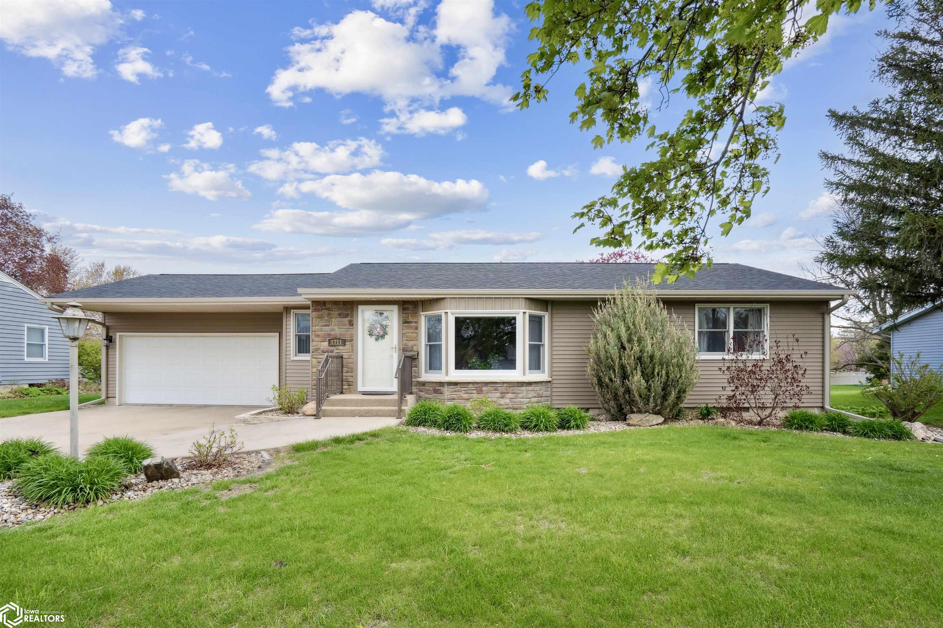 1711 10th Avenue Place, Grinnell, Iowa image 1
