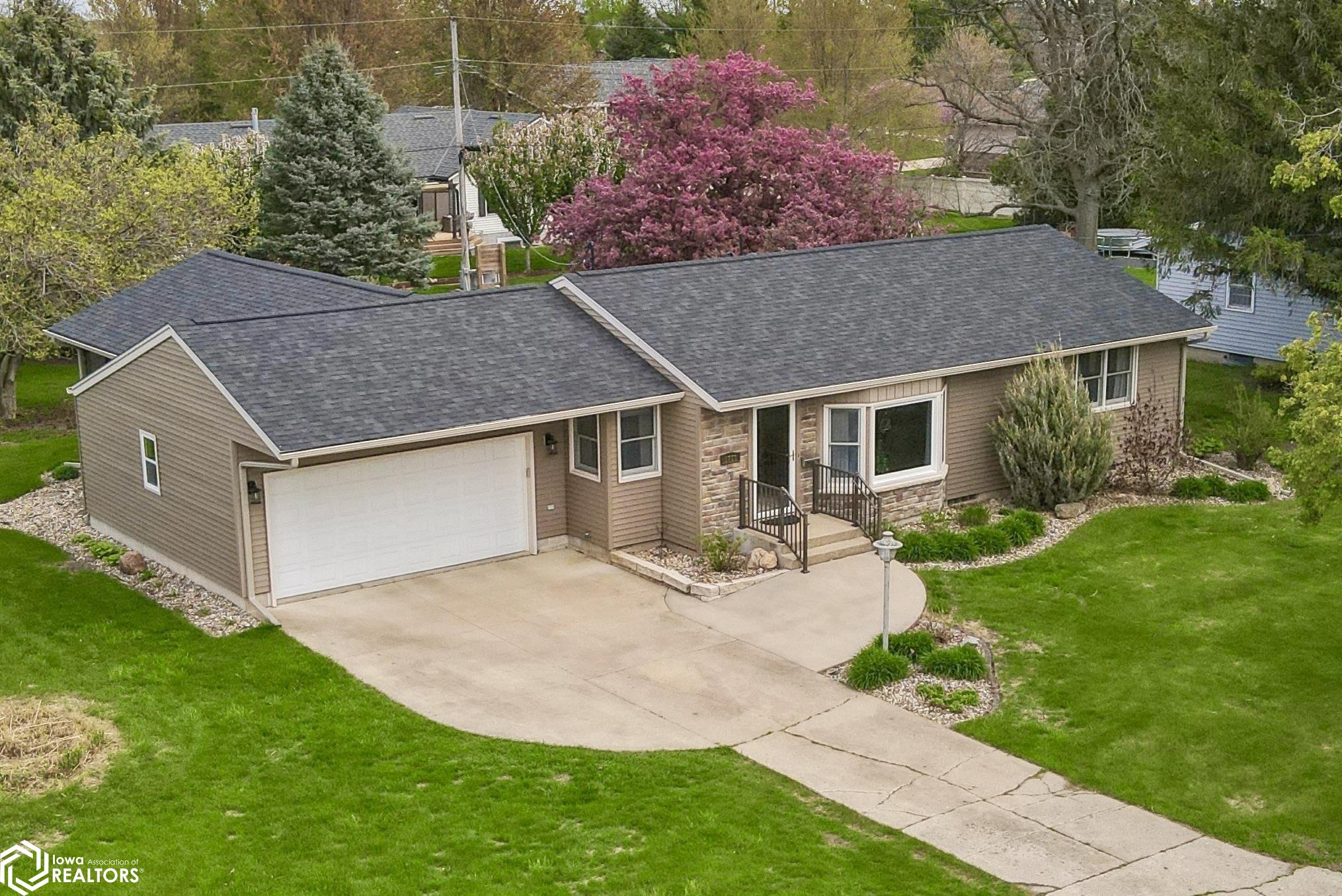1711 10th Avenue Place, Grinnell, Iowa image 2