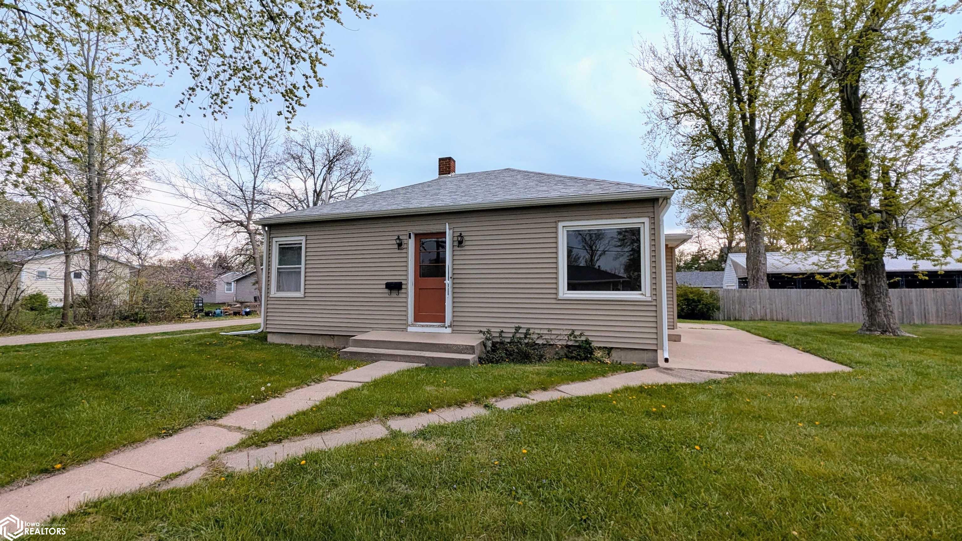 1412 10th Avenue, Grinnell, Iowa image 1