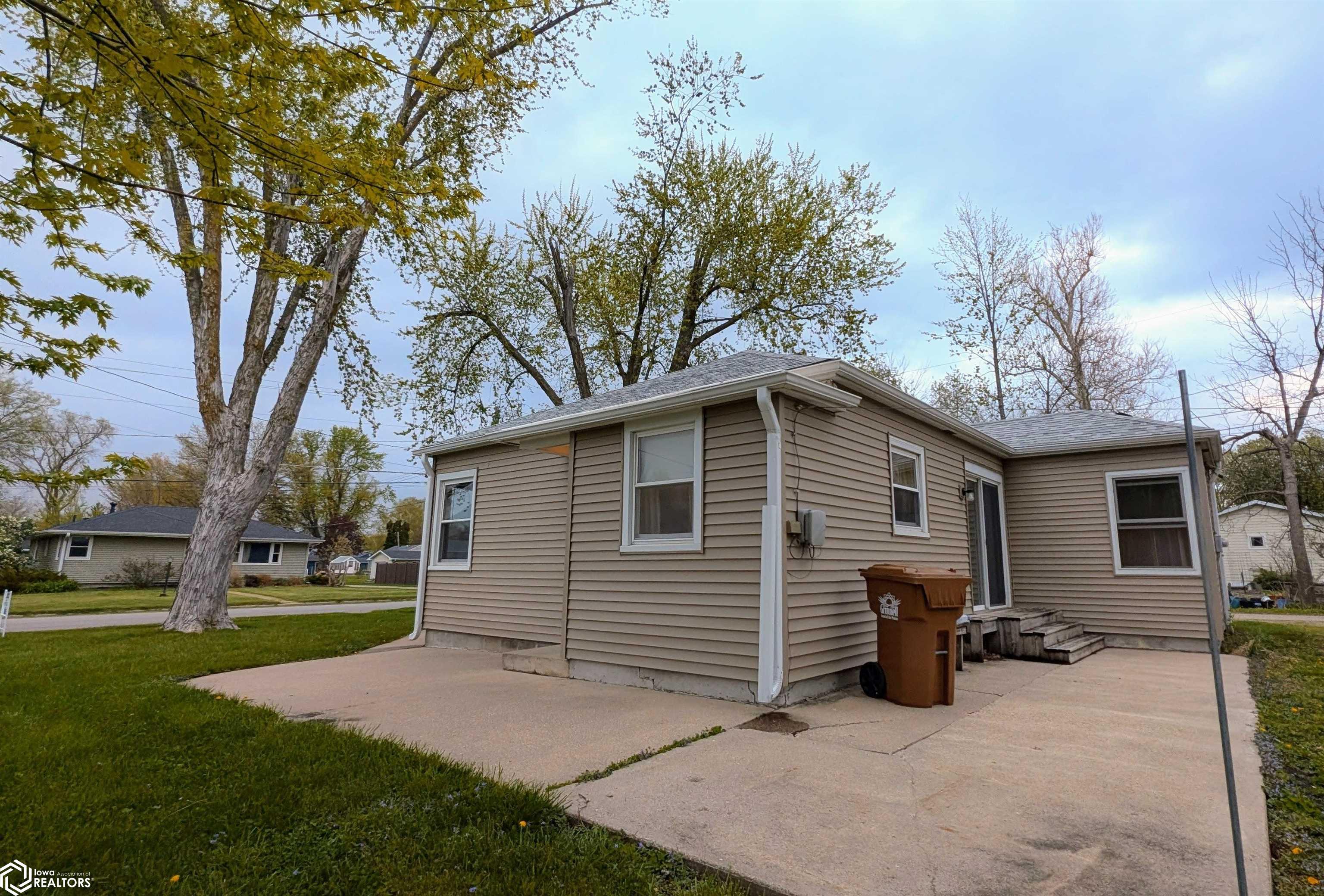 1412 10th Avenue, Grinnell, Iowa image 2