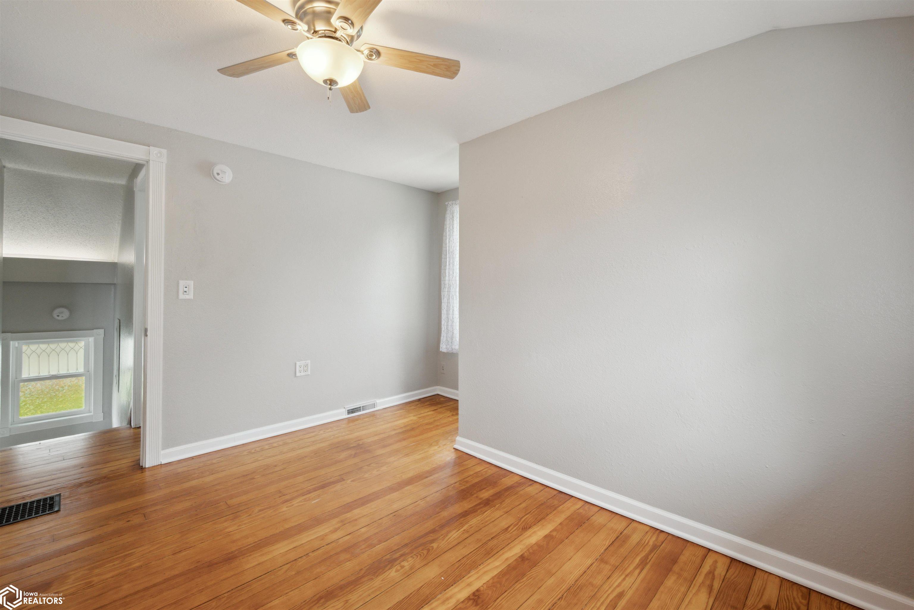 330 E 13th Street, Newton, Iowa image 23