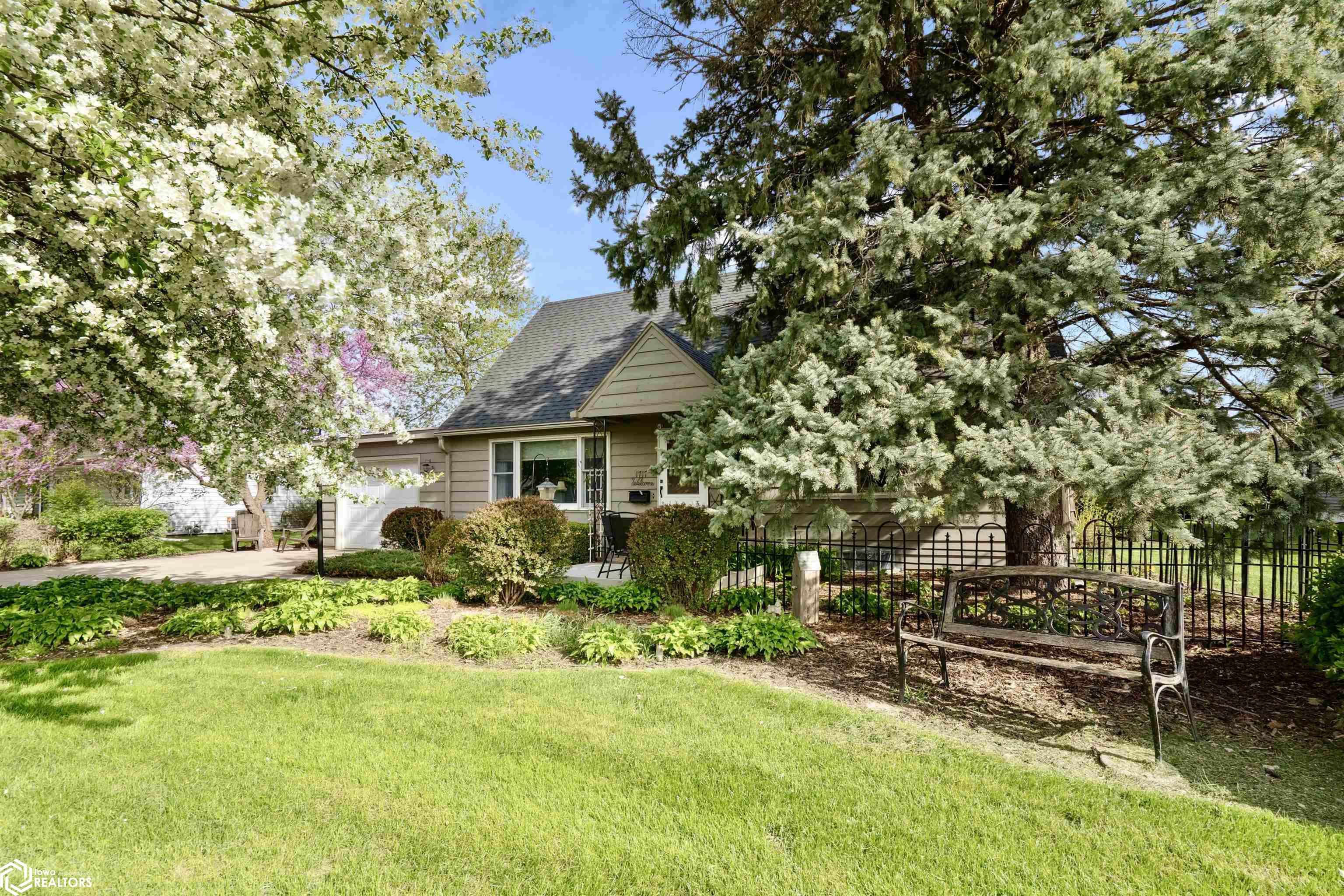 1717 10th Avenue, Grinnell, Iowa image 1