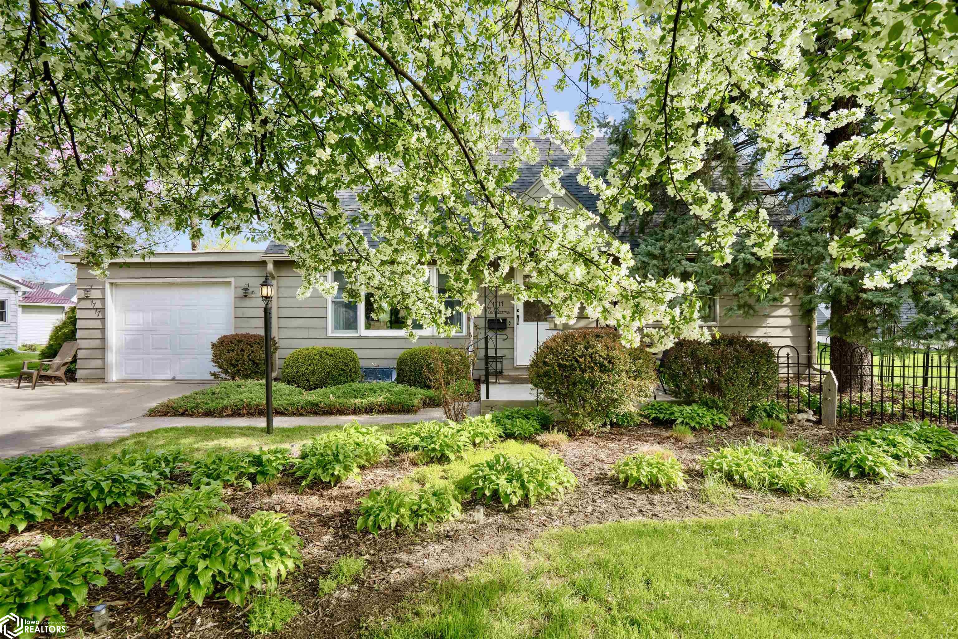 1717 10th Avenue, Grinnell, Iowa image 2
