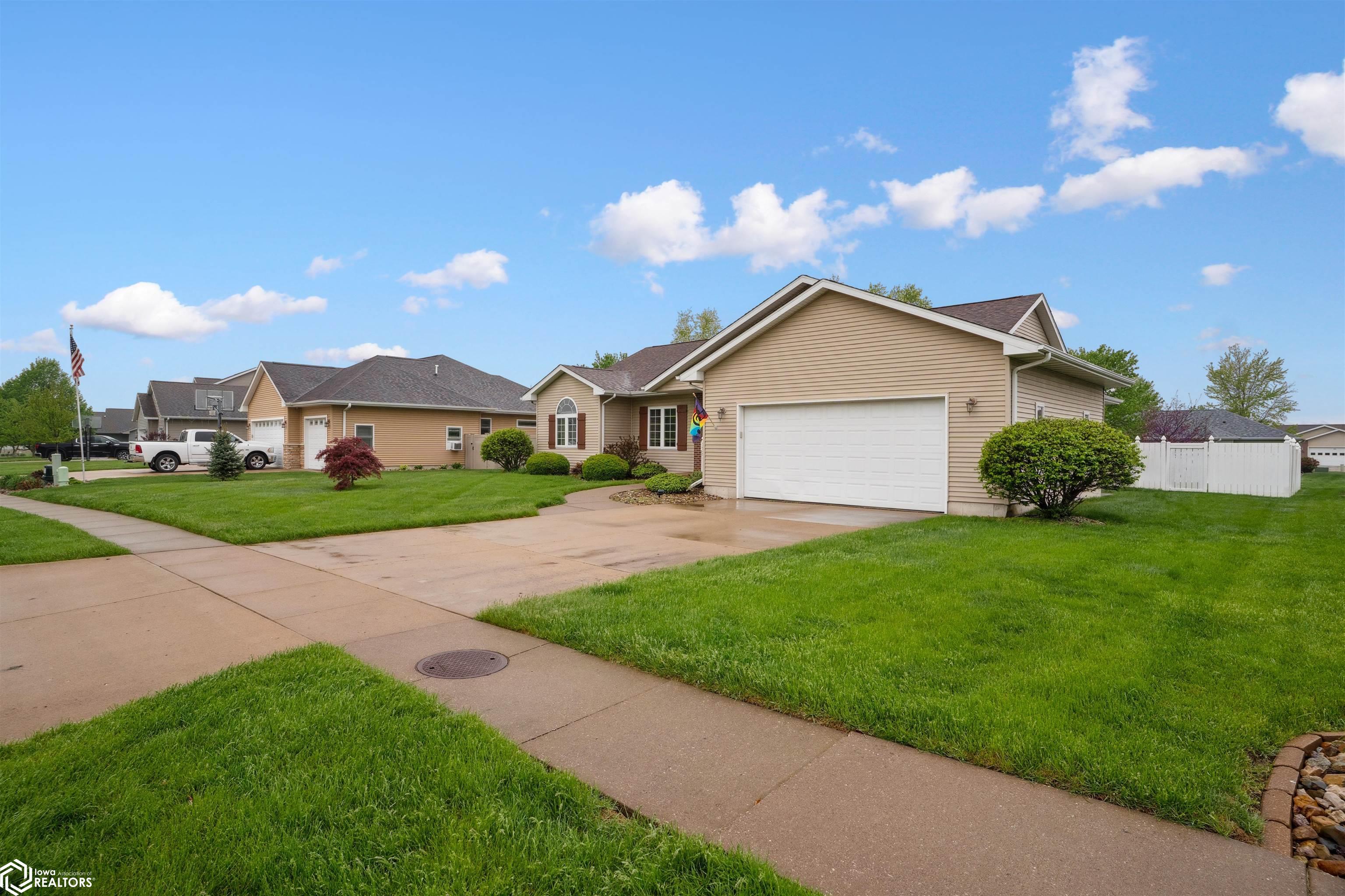 1527 Winchester Dr, Burlington, Iowa image 2