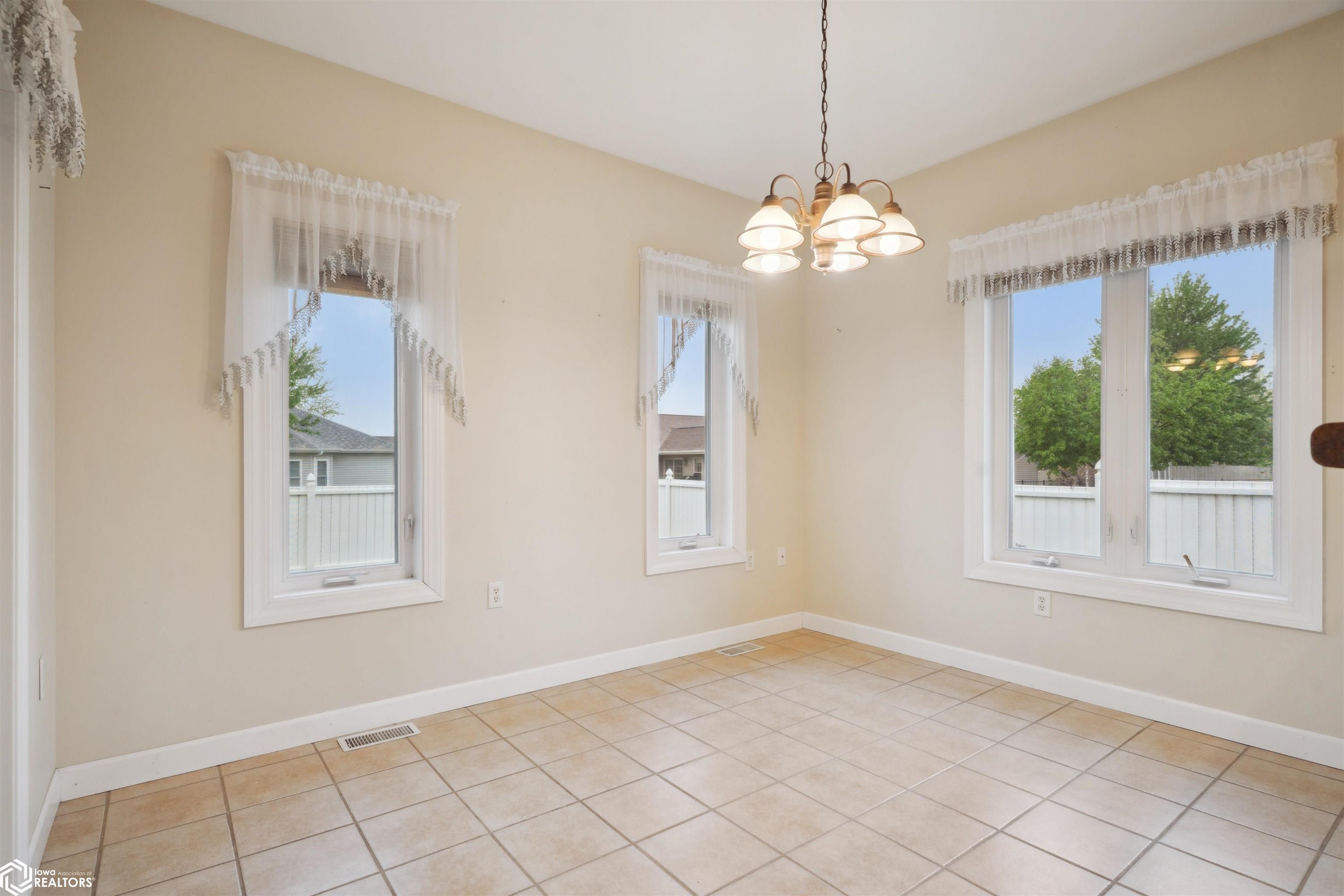 1527 Winchester Dr, Burlington, Iowa image 13