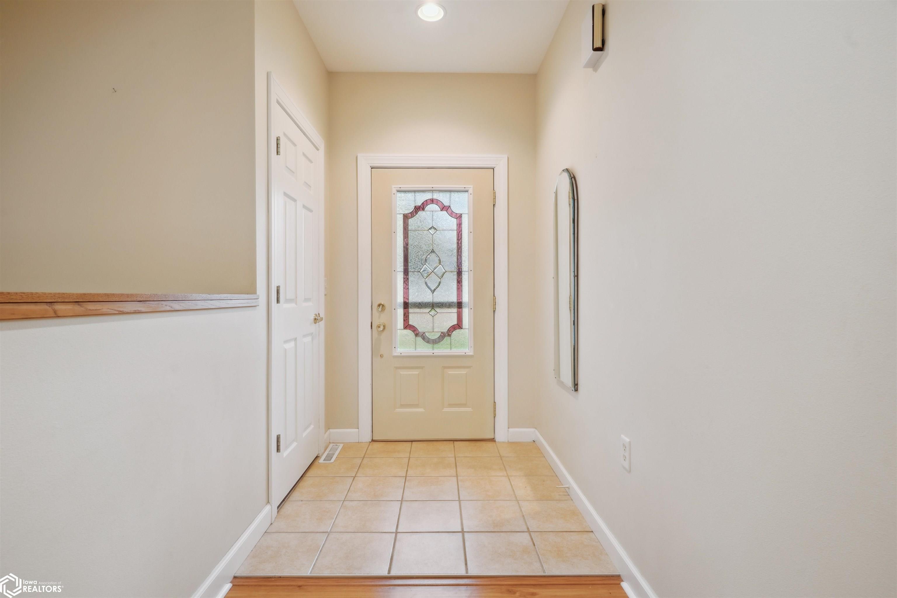 1527 Winchester Dr, Burlington, Iowa image 4
