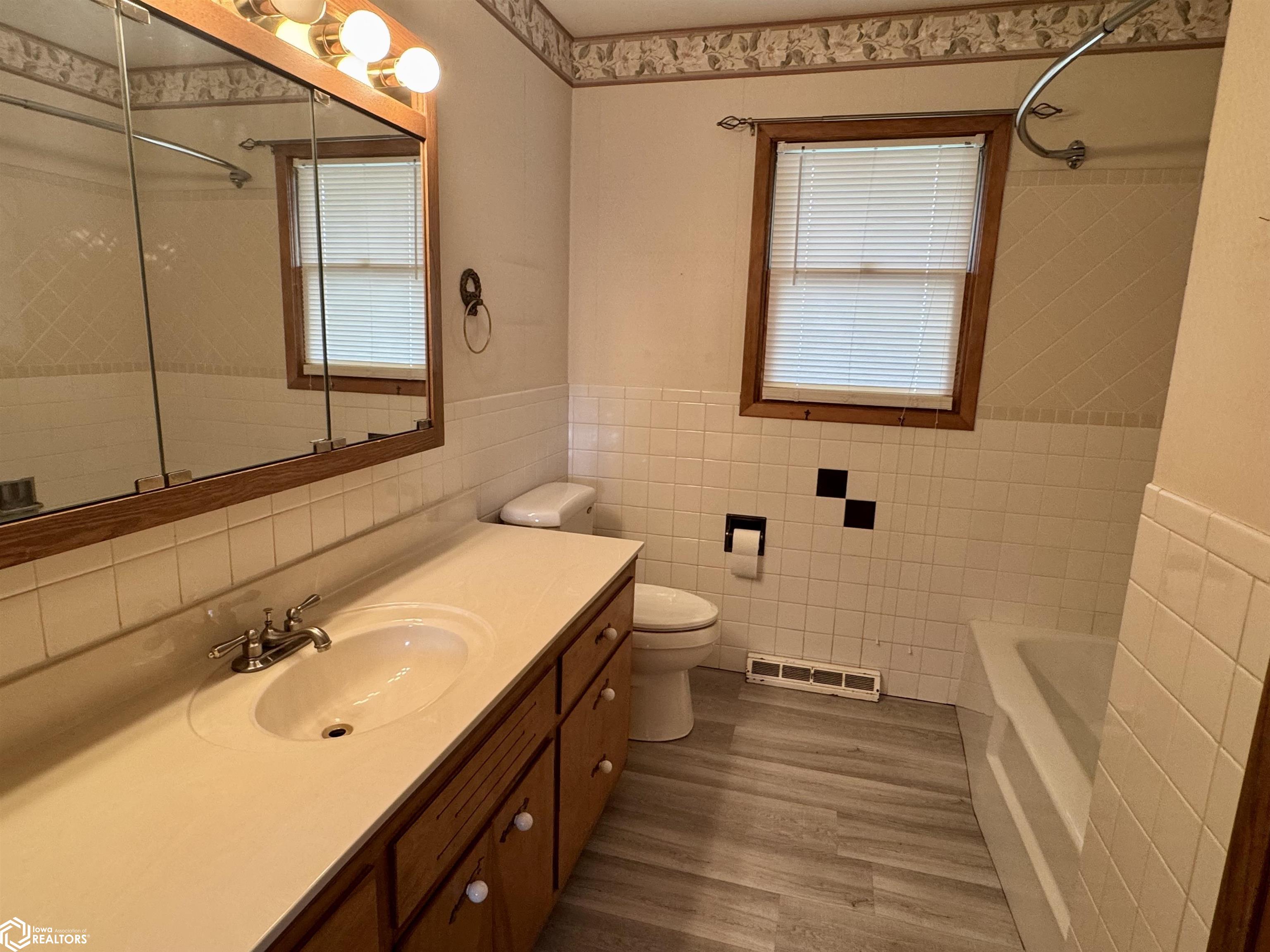 402 E Buckeye, Creston, Iowa image 21