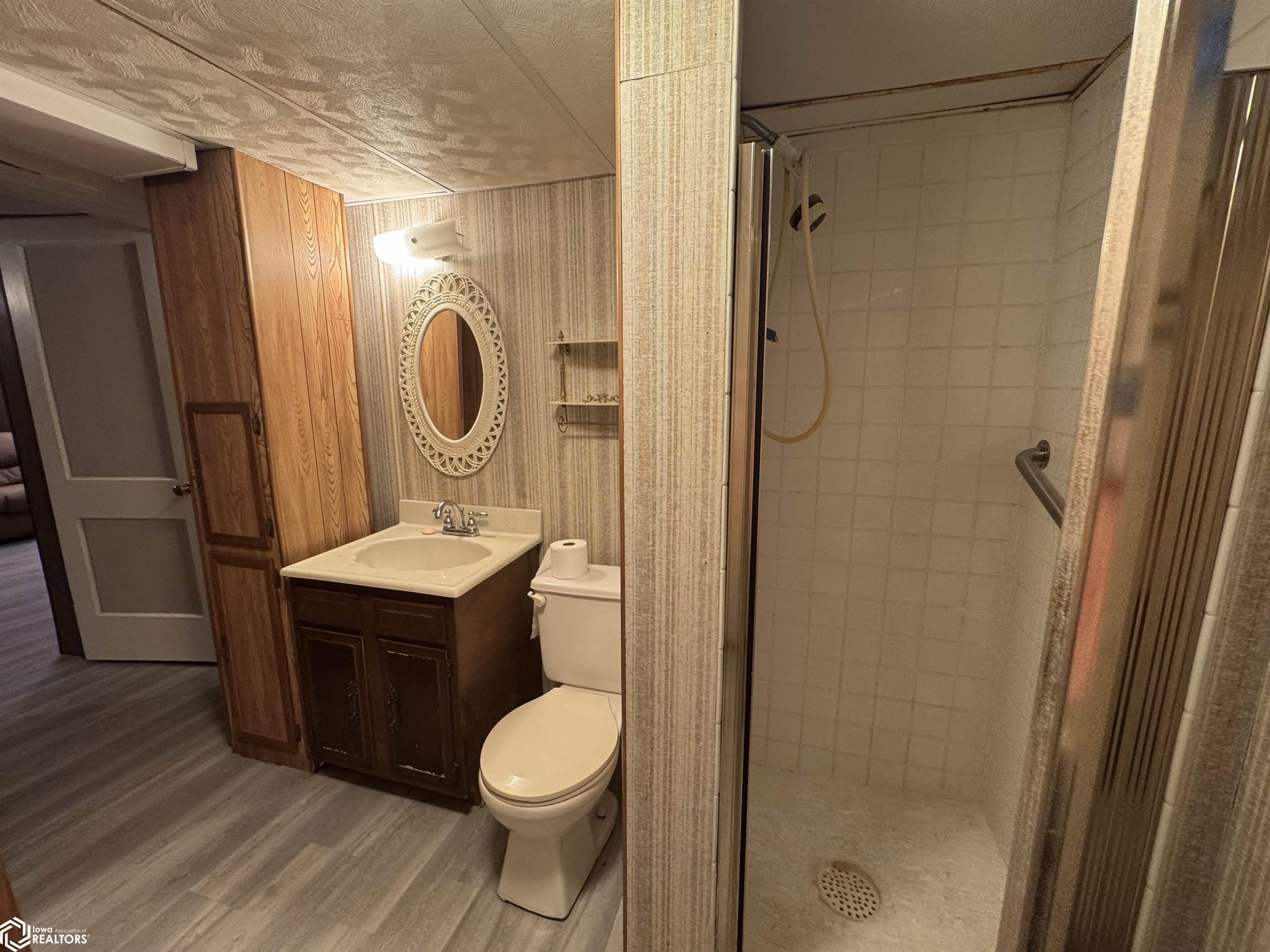 402 E Buckeye, Creston, Iowa image 32