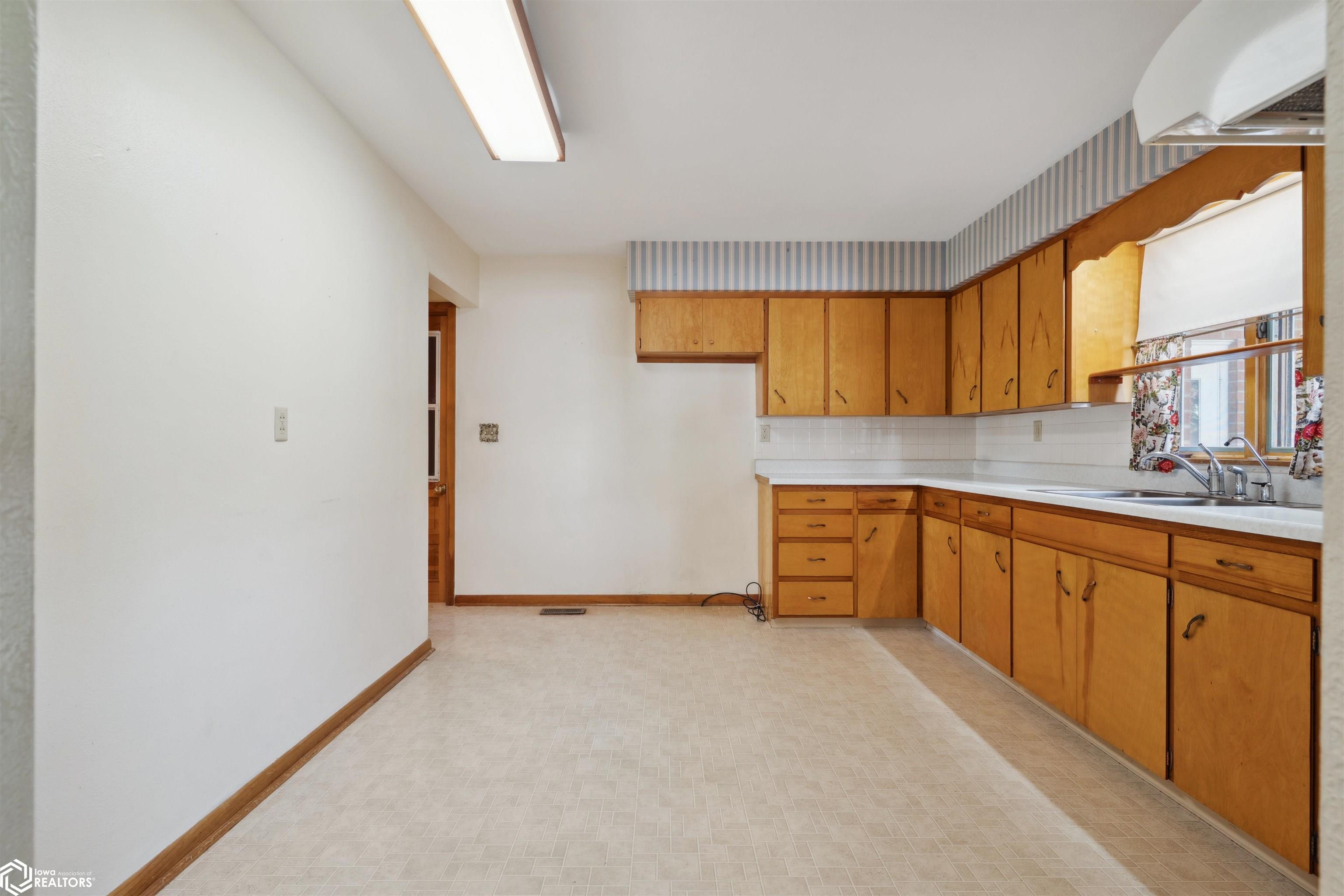 803 E Washington St., Mount Pleasant, Iowa image 7