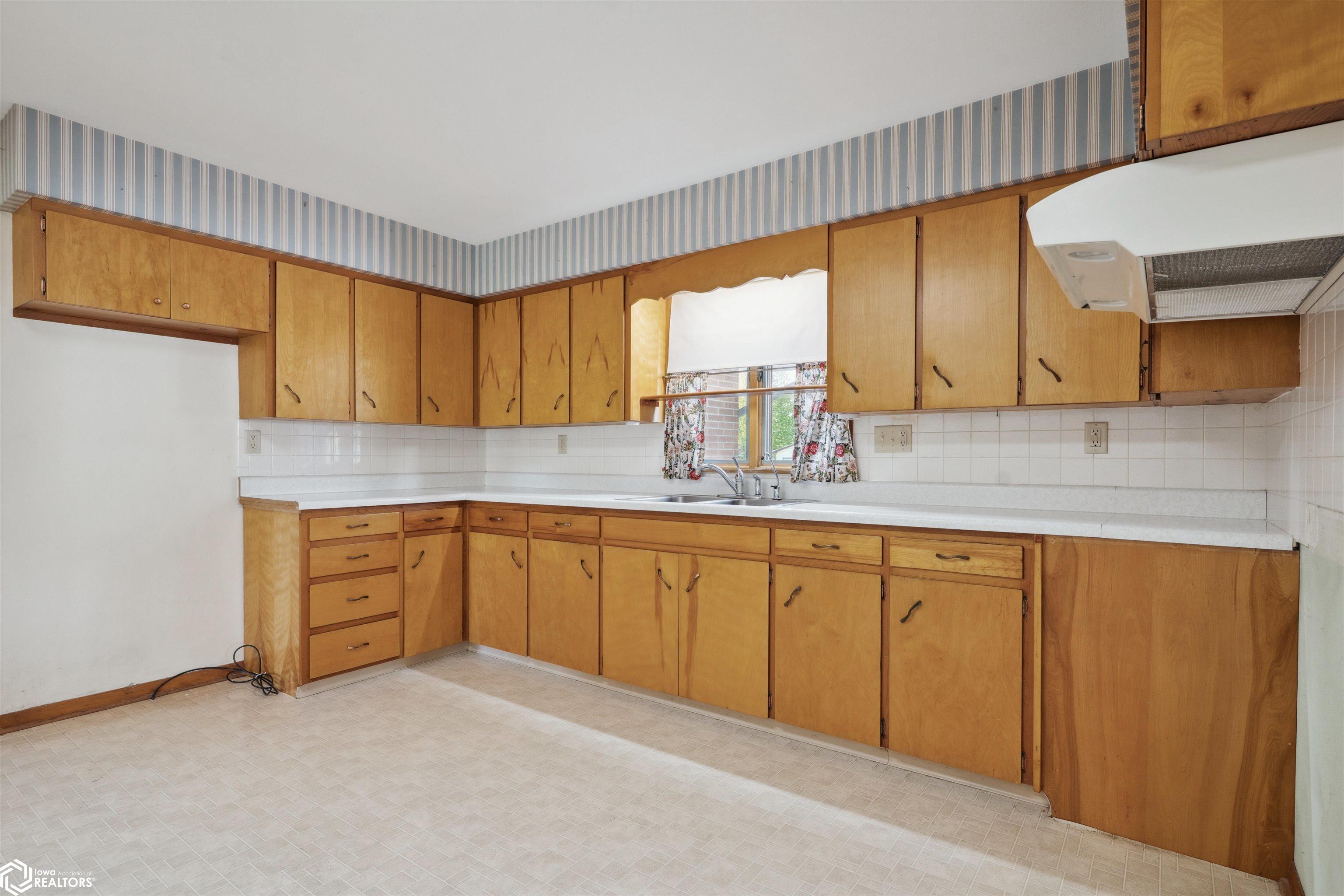 803 E Washington St., Mount Pleasant, Iowa image 8