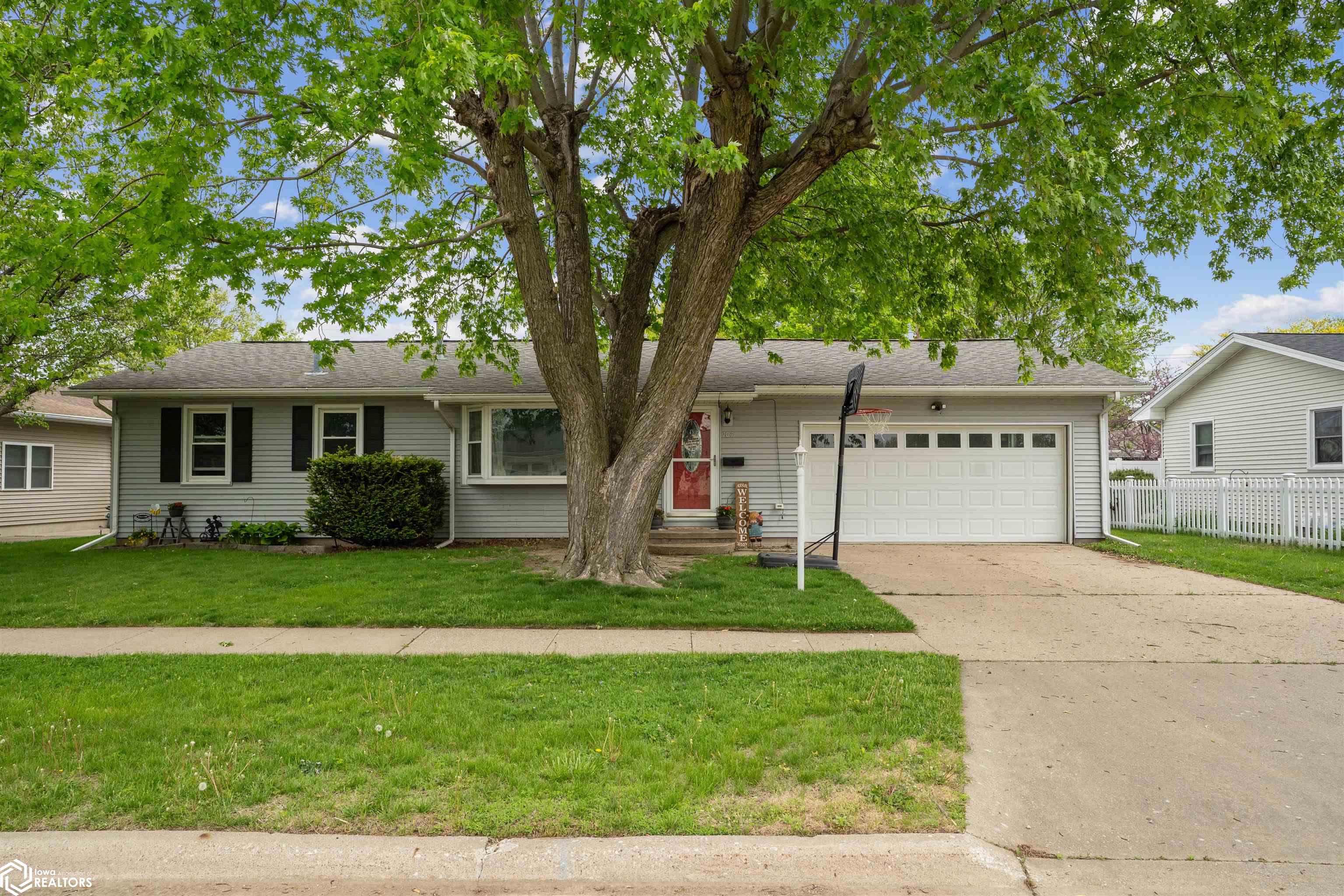 104 Greenbrier Drive, Burlington, Iowa image 1