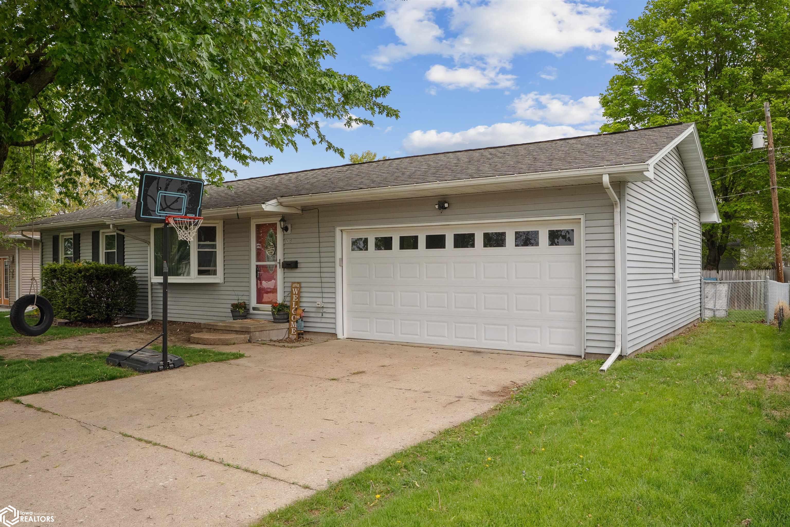 104 Greenbrier Drive, Burlington, Iowa image 2